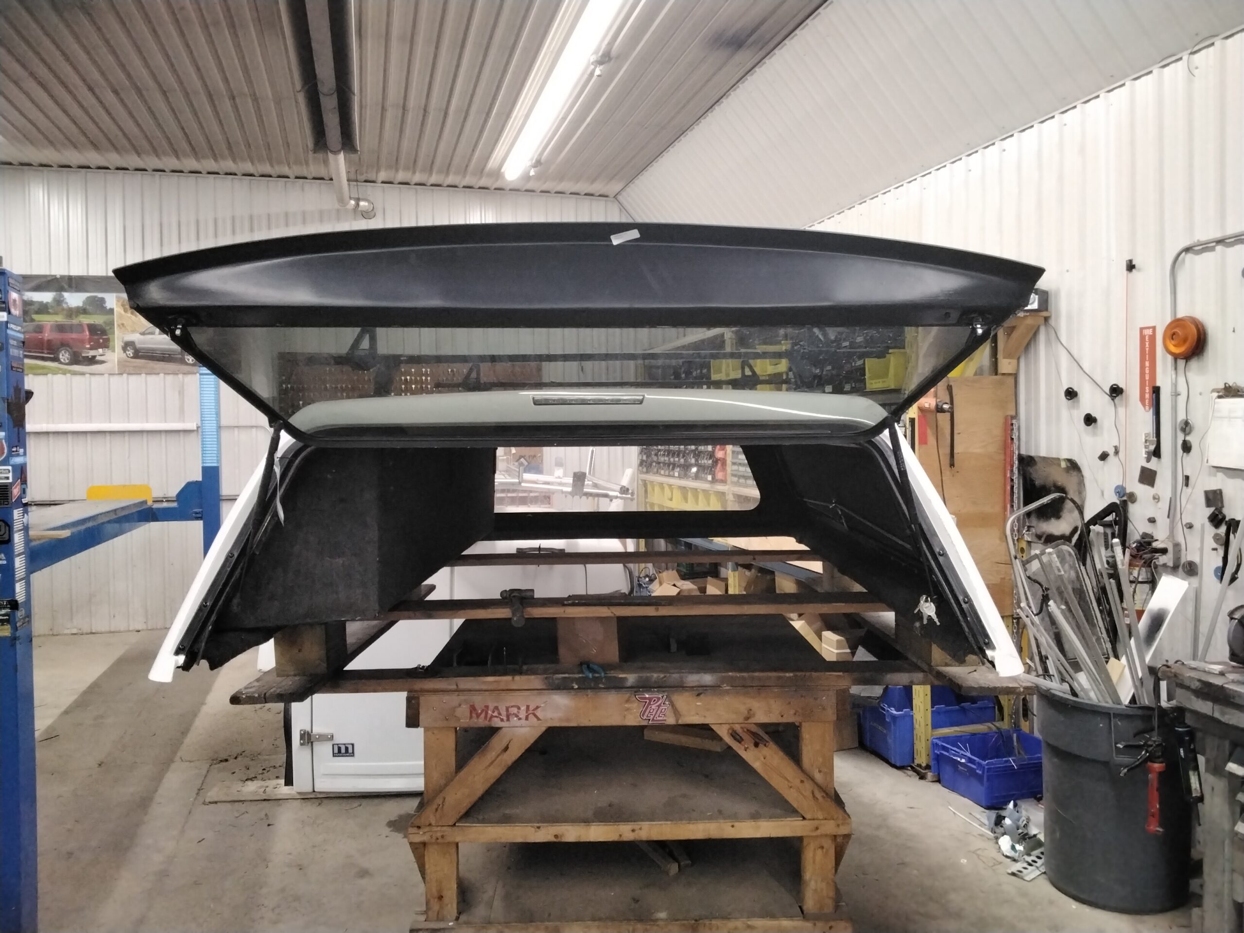 Dodge Ram 8′ PW7 White Leer100RCC Truck Cap - Image 3