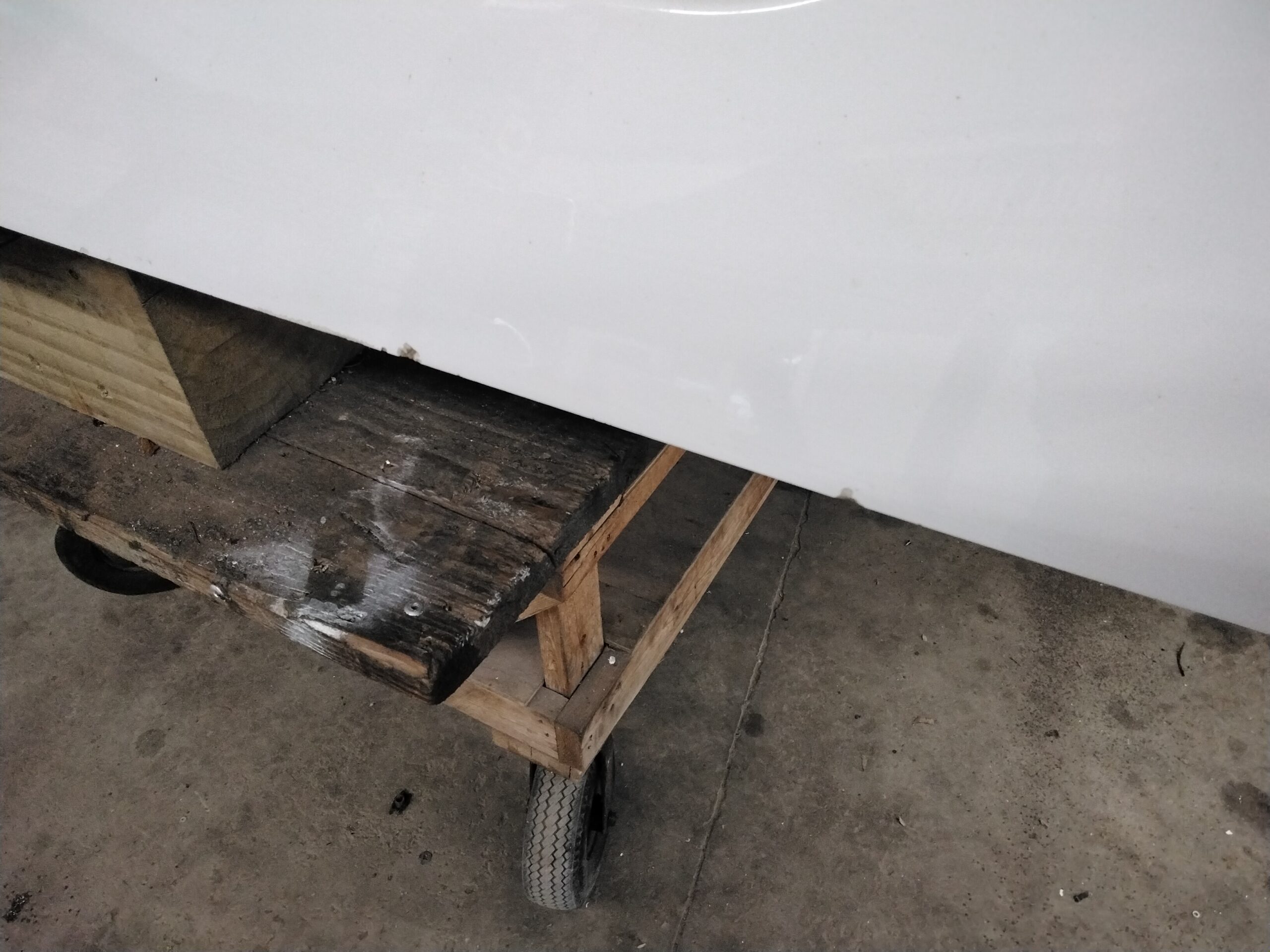 Dodge Ram 8′ PW7 White Leer100RCC Truck Cap - Image 11