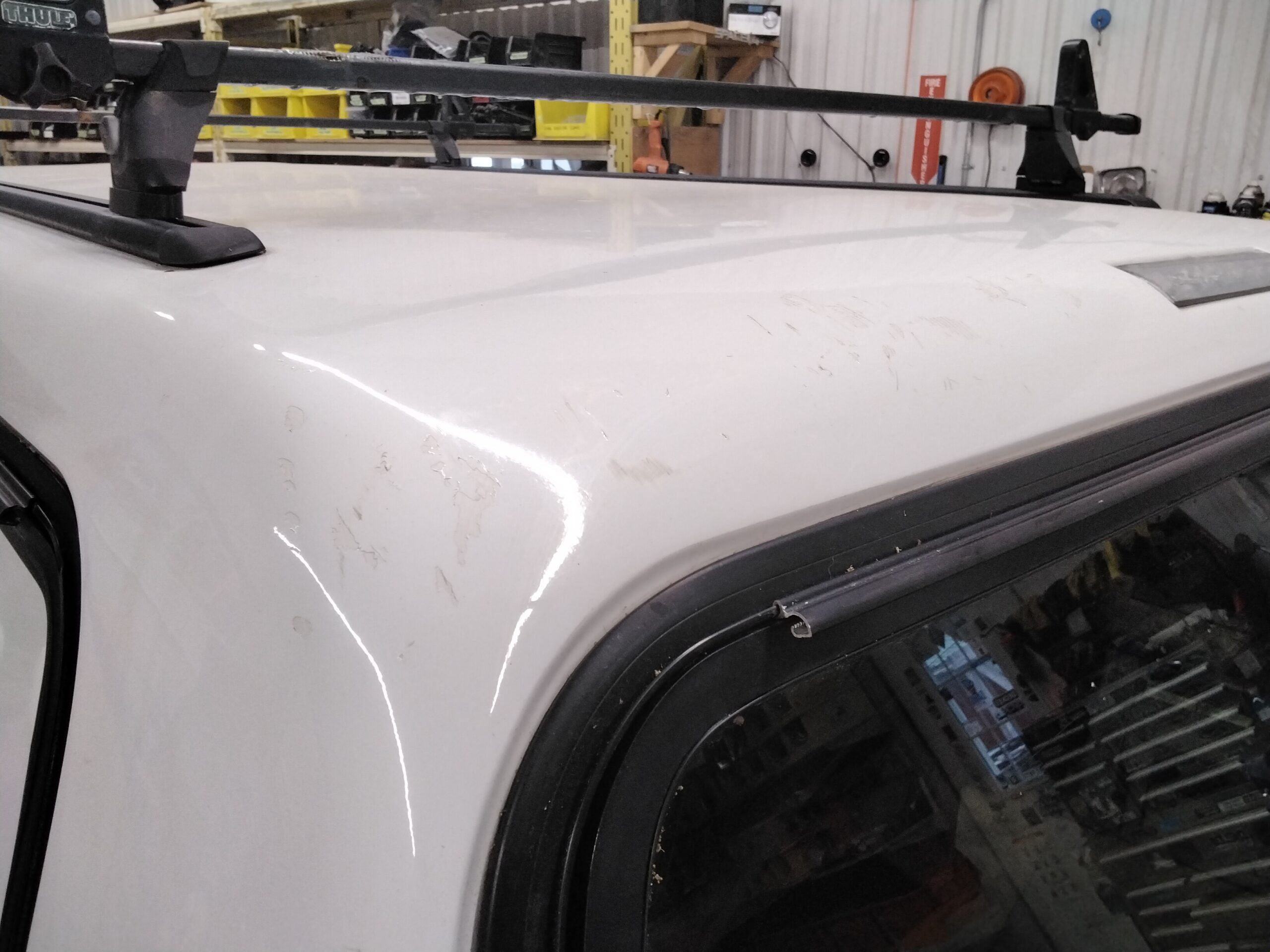 Dodge Ram 8′ PW7 White Leer100RCC Truck Cap - Image 12
