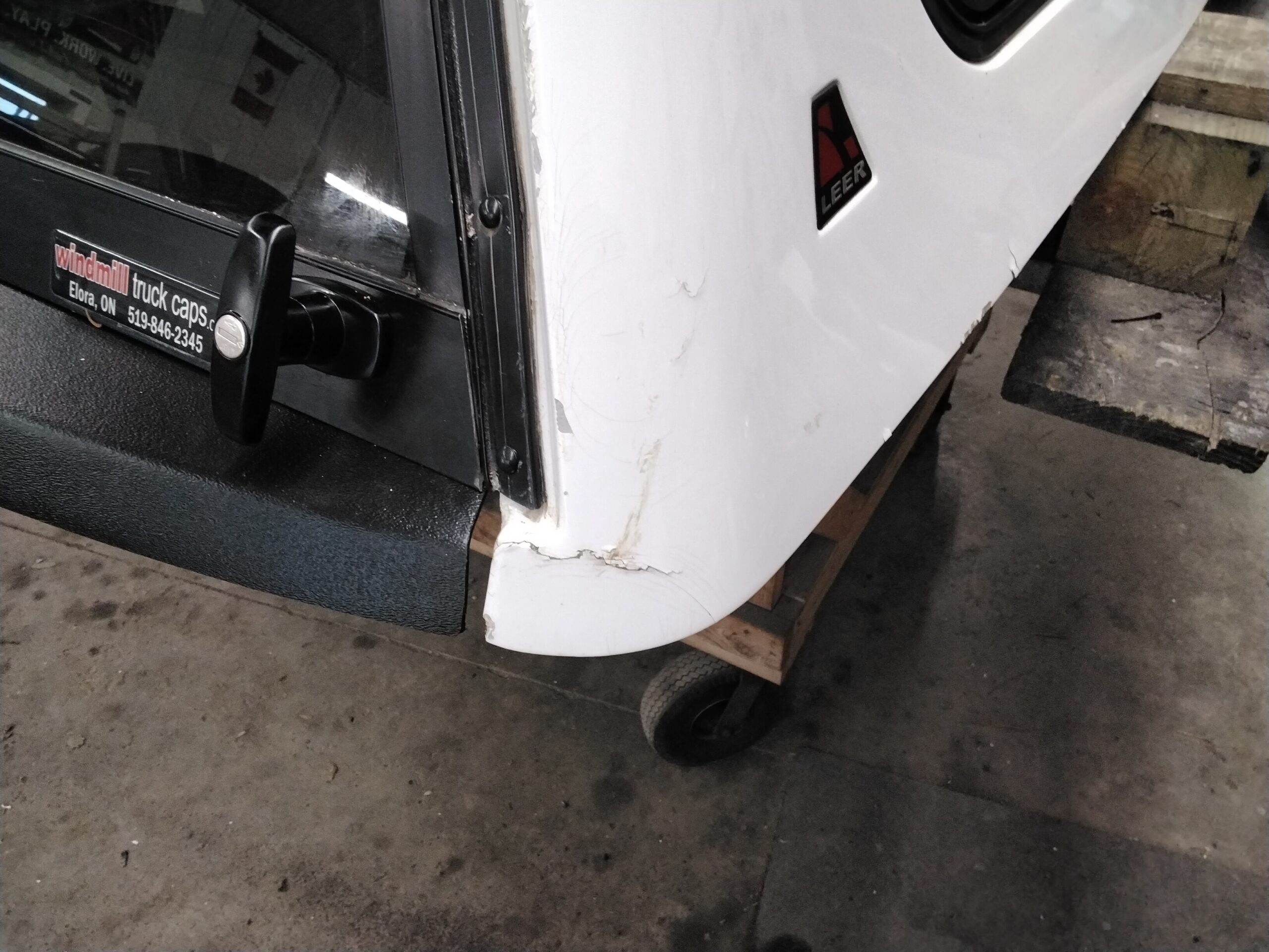 Dodge Ram 8′ PW7 White Leer100RCC Truck Cap - Image 13