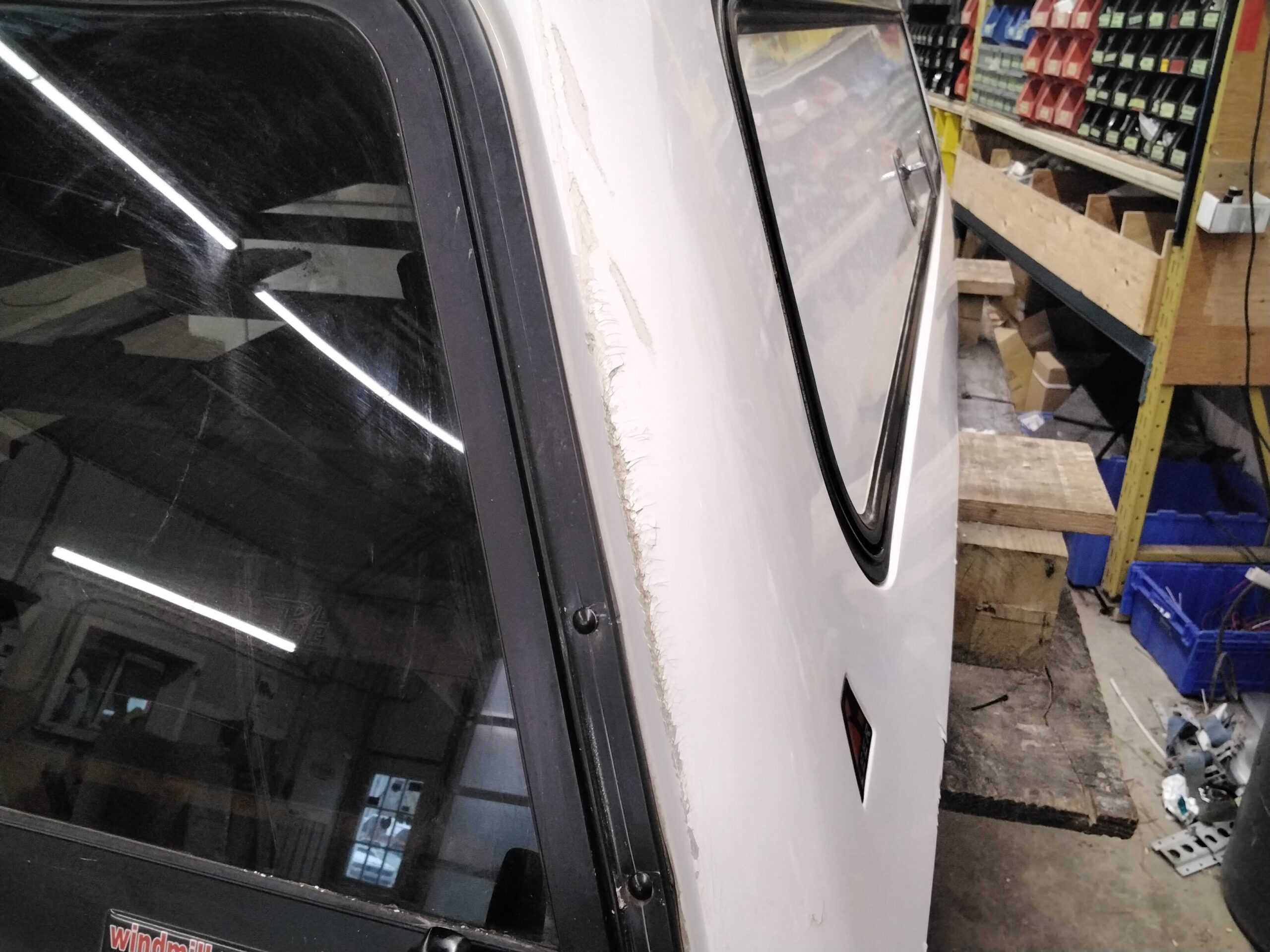 Dodge Ram 8′ PW7 White Leer100RCC Truck Cap - Image 14