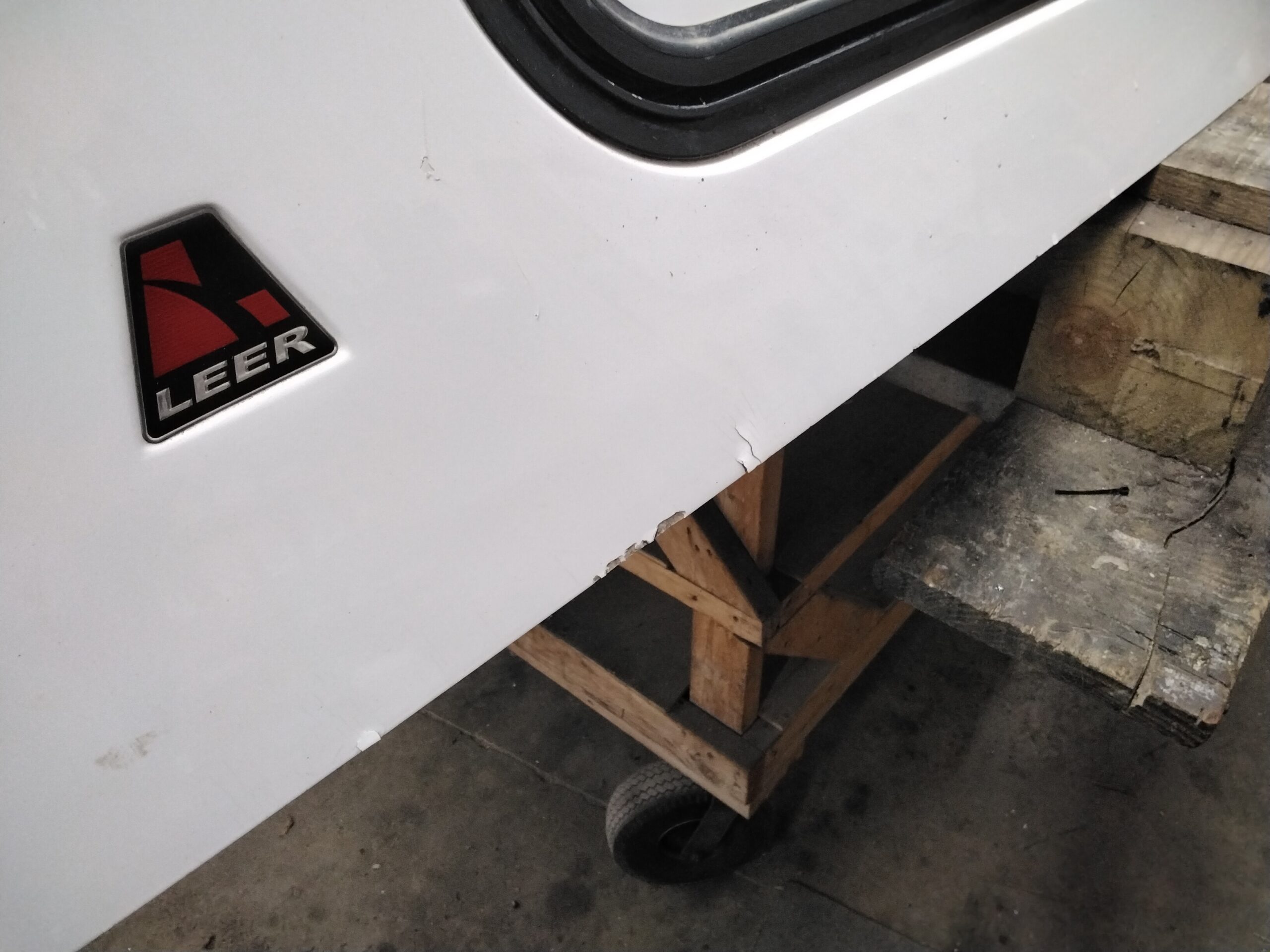 Dodge Ram 8′ PW7 White Leer100RCC Truck Cap - Image 15