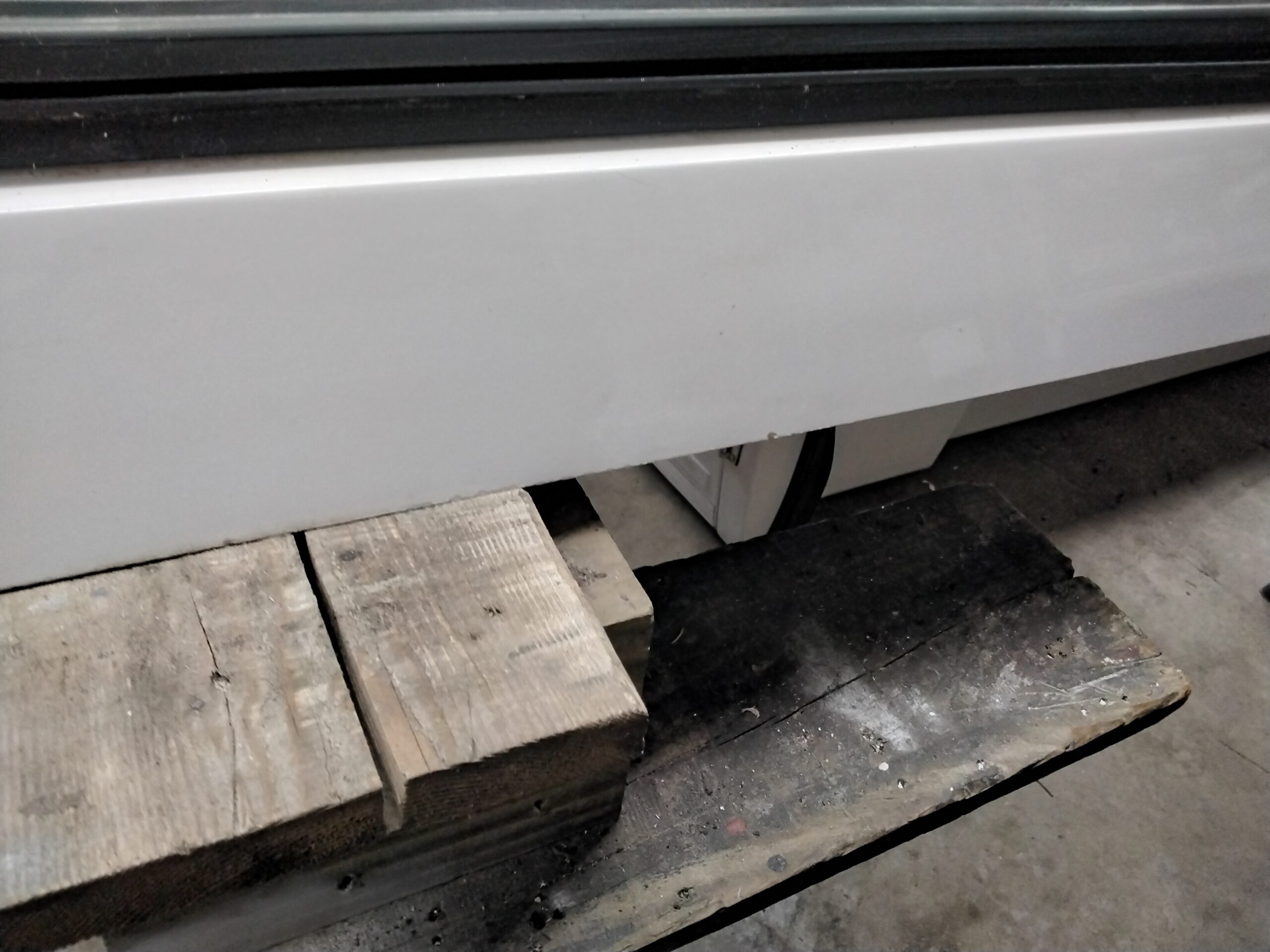 Dodge Ram 8′ PW7 White Leer100RCC Truck Cap - Image 16