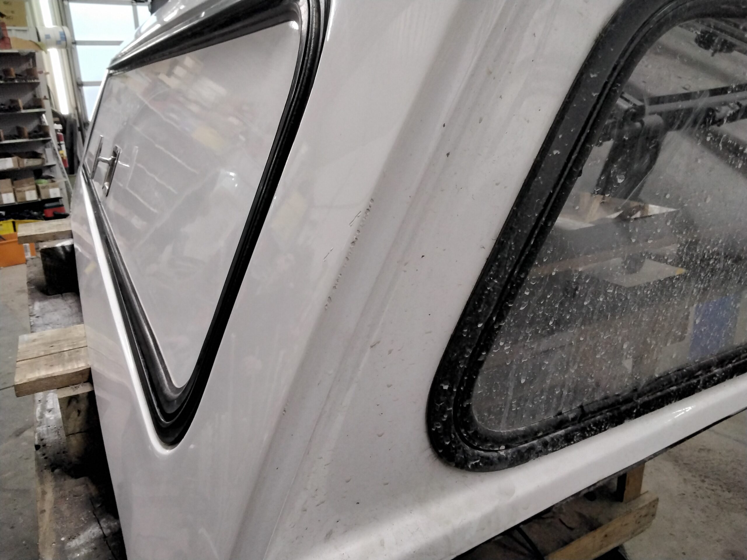 Dodge Ram 8′ PW7 White Leer100RCC Truck Cap - Image 17