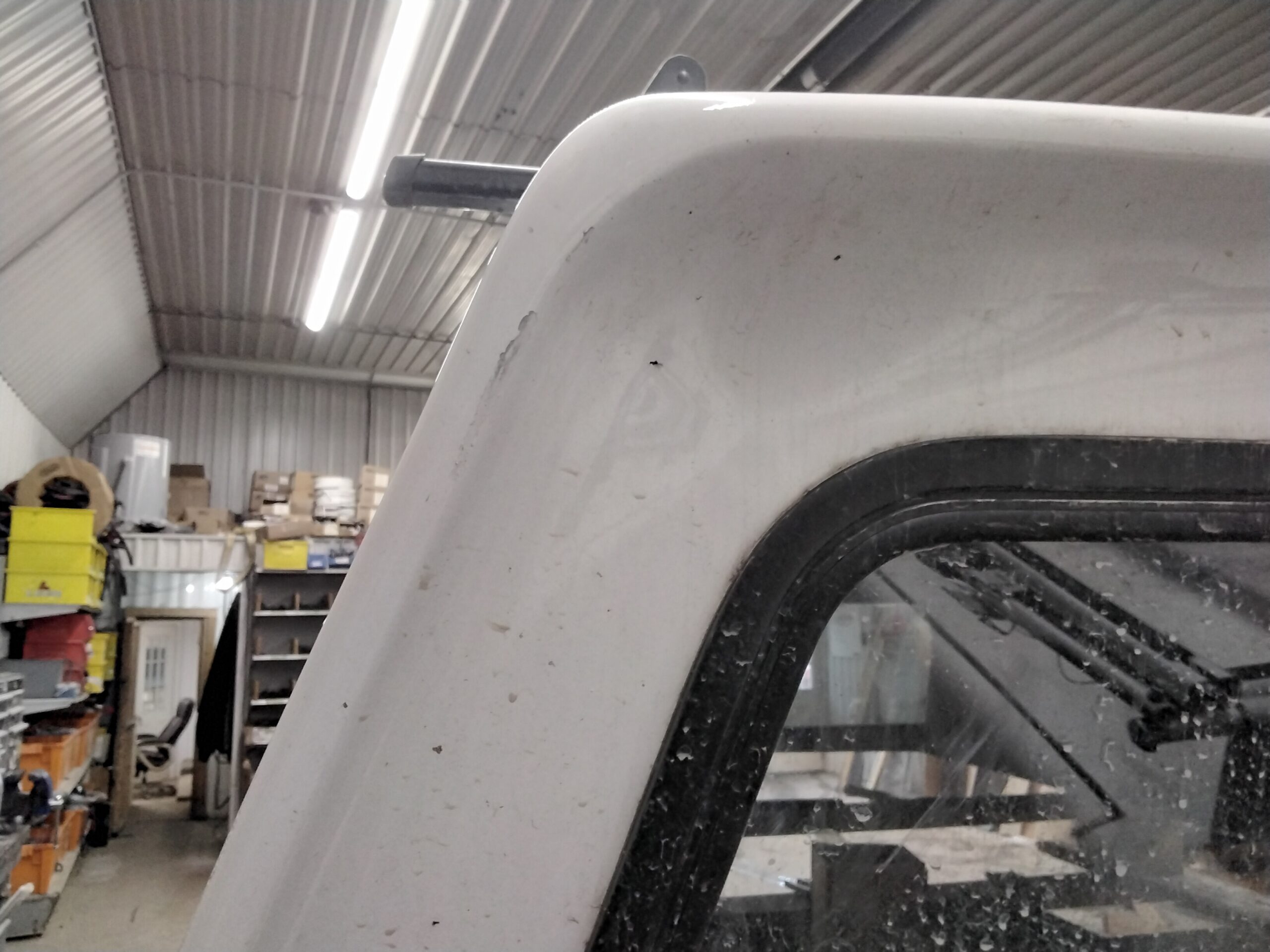 Dodge Ram 8′ PW7 White Leer100RCC Truck Cap - Image 18