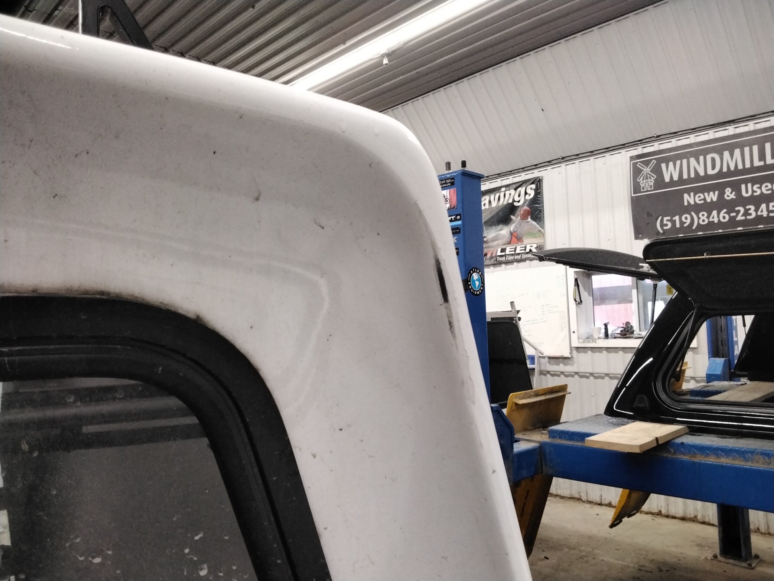 Dodge Ram 8′ PW7 White Leer100RCC Truck Cap - Image 20