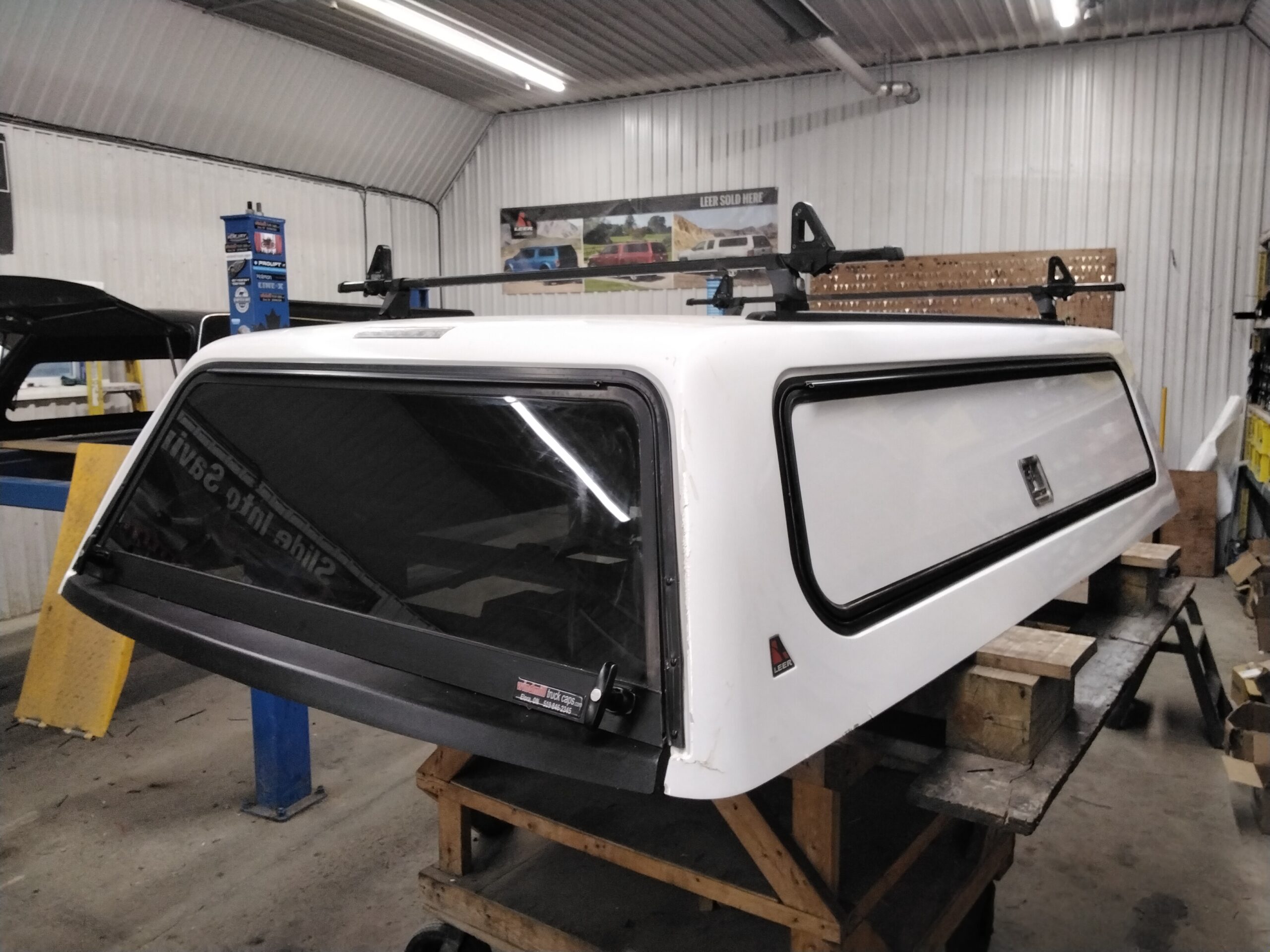 Dodge Ram 8′ PW7 White Leer100RCC Truck Cap - Image 2