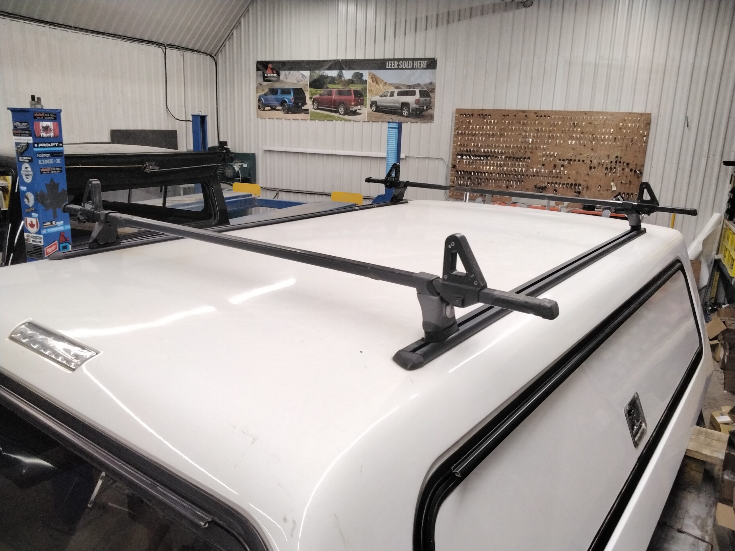 Dodge Ram 8′ PW7 White Leer100RCC Truck Cap - Image 4