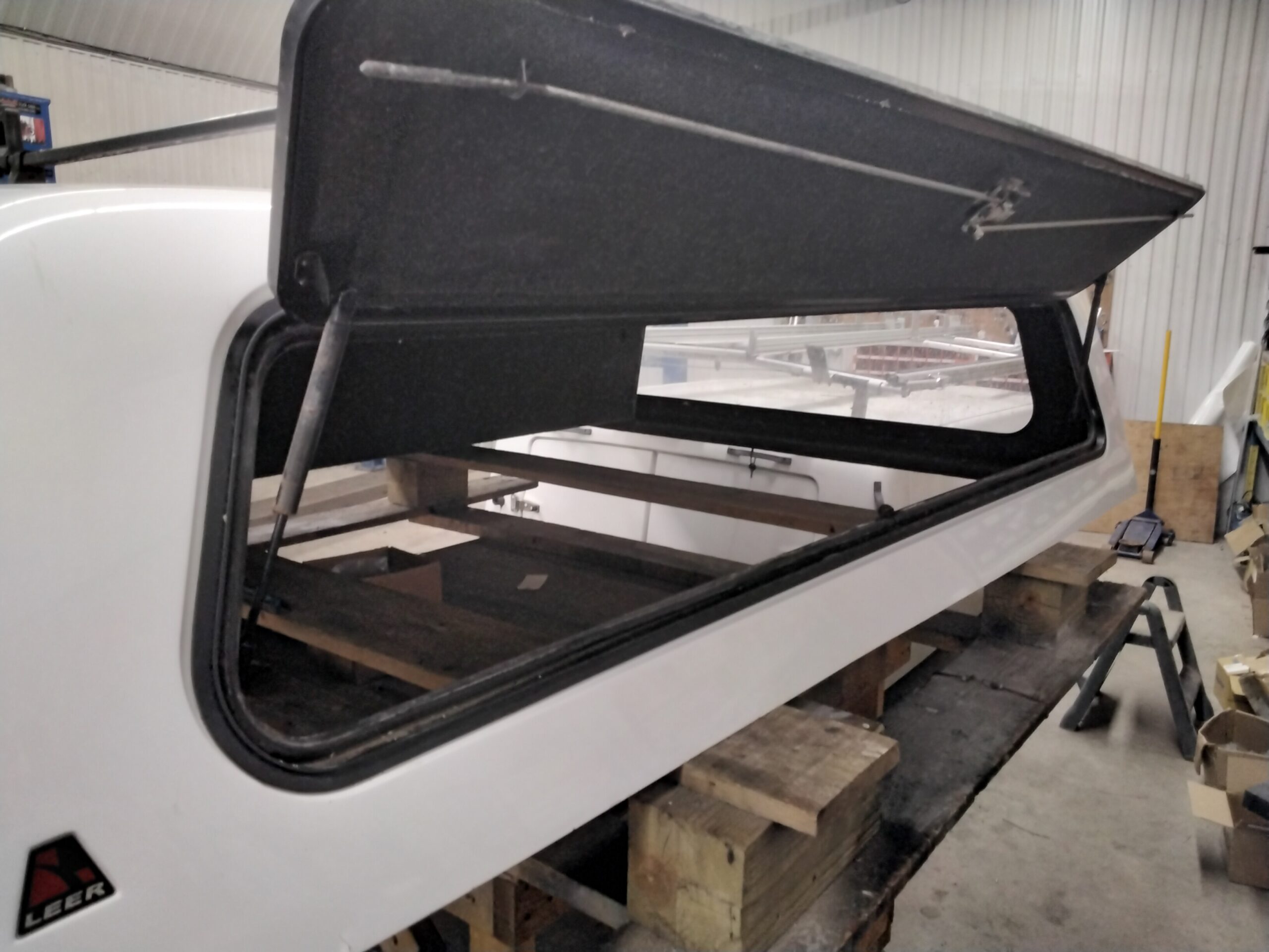 Dodge Ram 8′ PW7 White Leer100RCC Truck Cap - Image 5