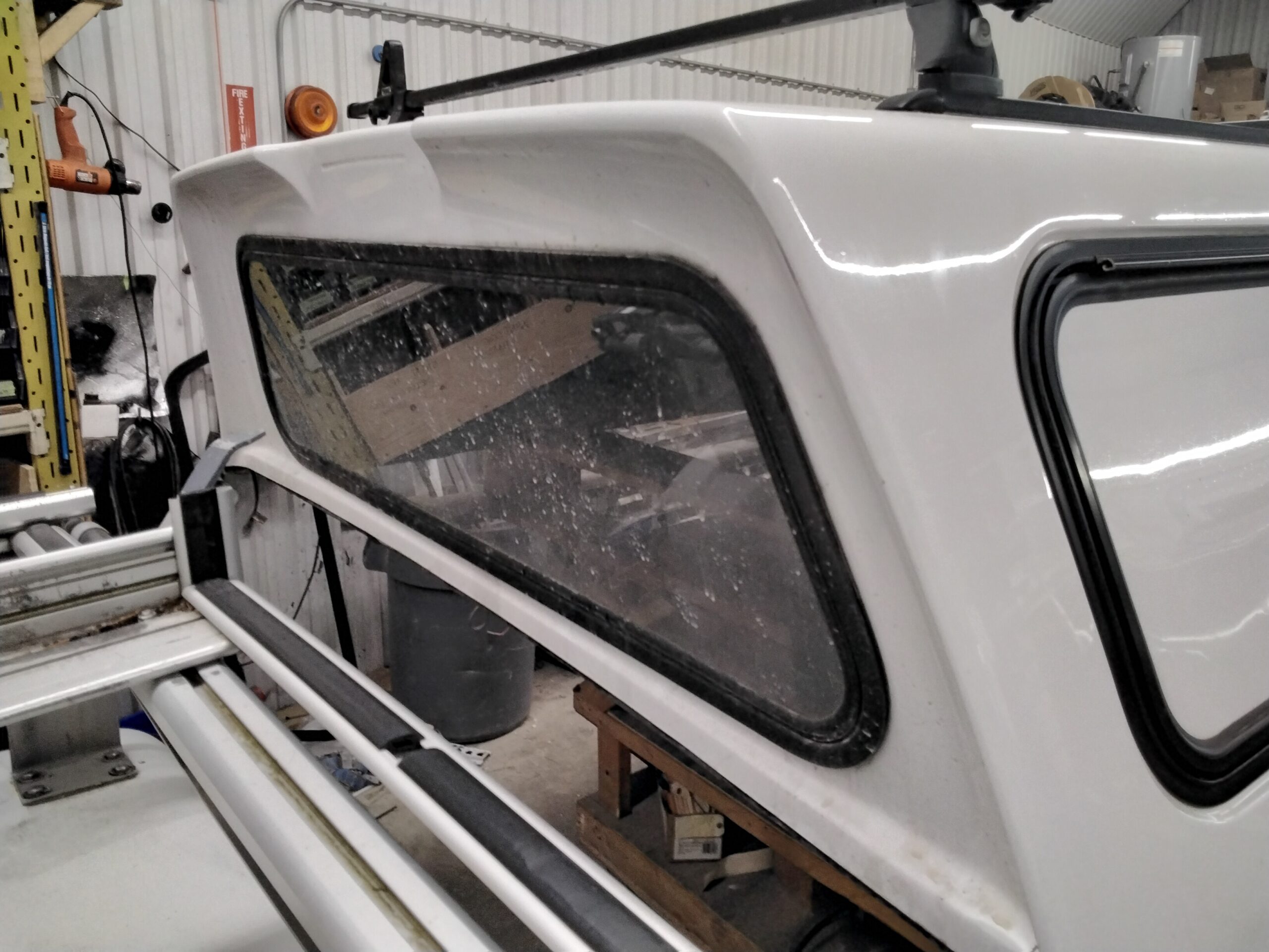 Dodge Ram 8′ PW7 White Leer100RCC Truck Cap - Image 7