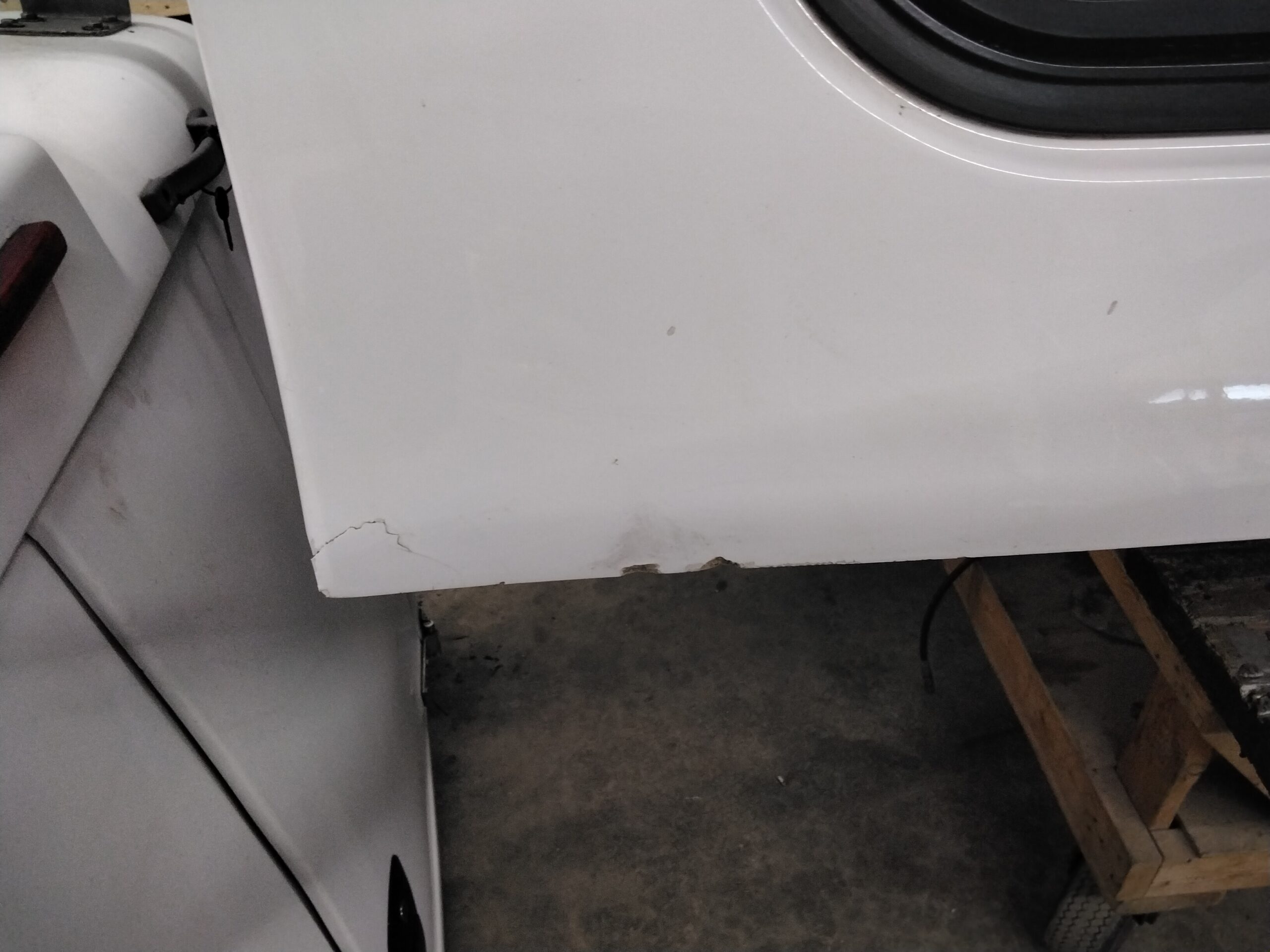 Dodge Ram 8′ PW7 White Leer100RCC Truck Cap - Image 8