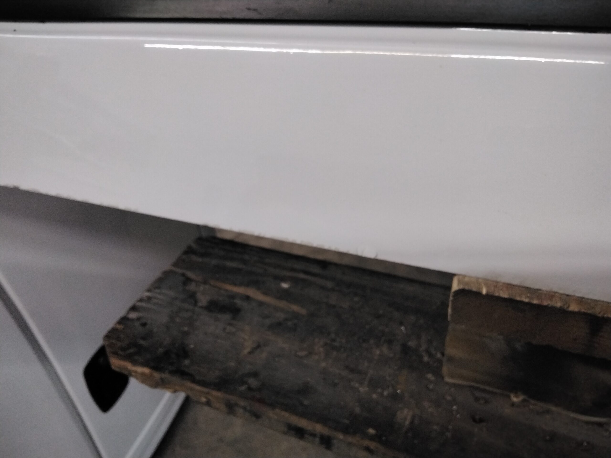 Dodge Ram 8′ PW7 White Leer100RCC Truck Cap - Image 9