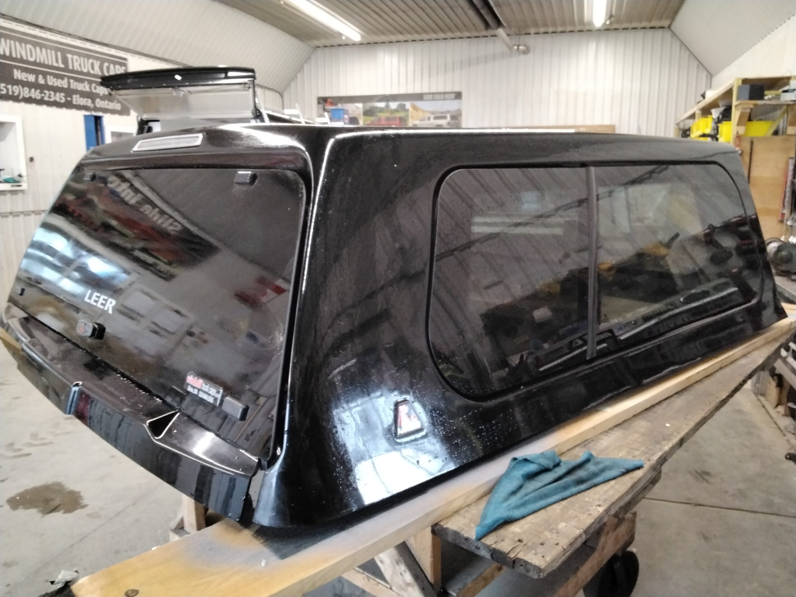 2021 – 2026 Ford F150 5’6 UM Agate Black Leer100XL Truck Cap - Image 2