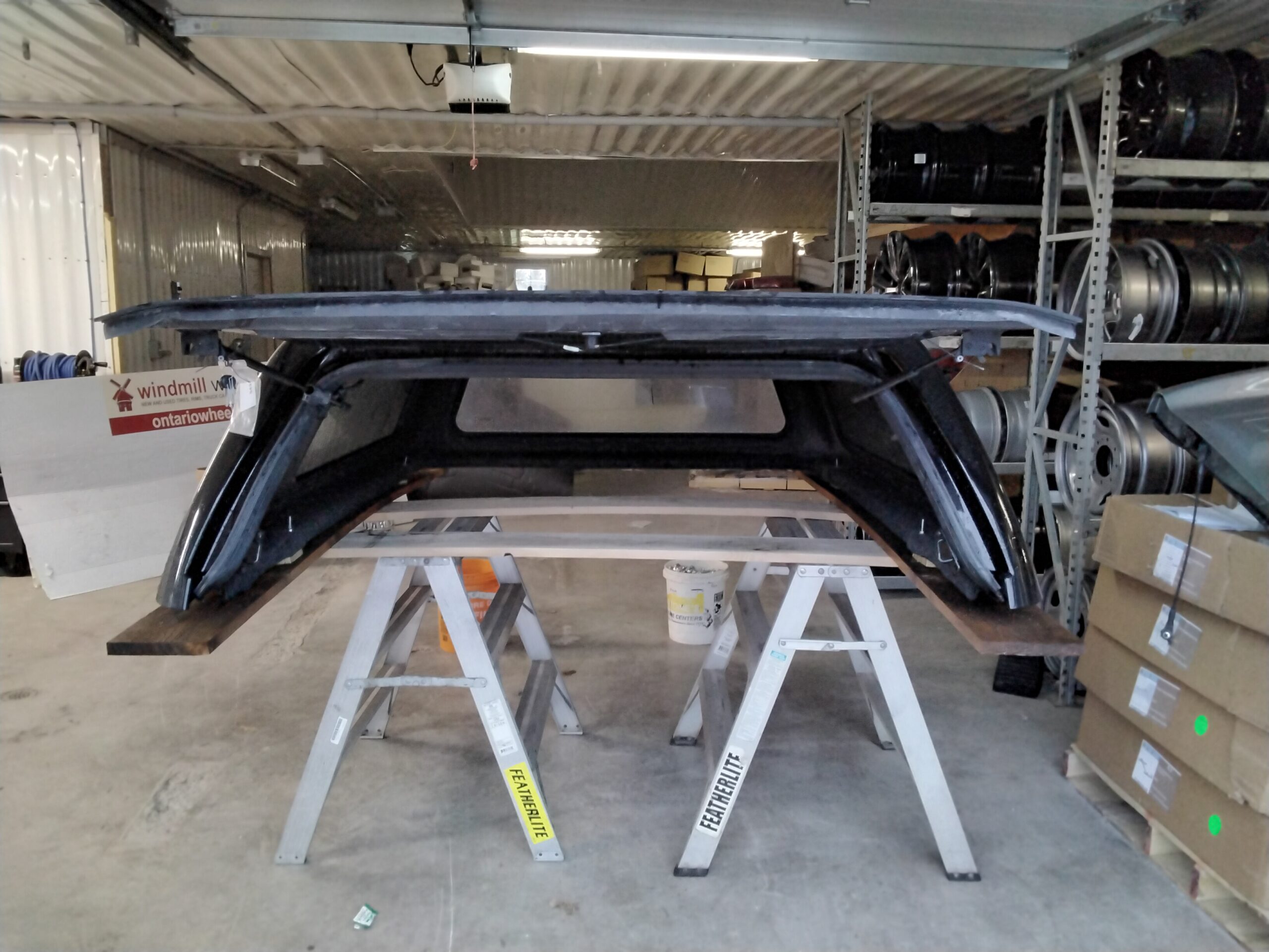 2020 – 2026 Chevrolet Silverado HD 2500/3500 6’9 GBA Black Leer100XL Truck Cap - Image 3