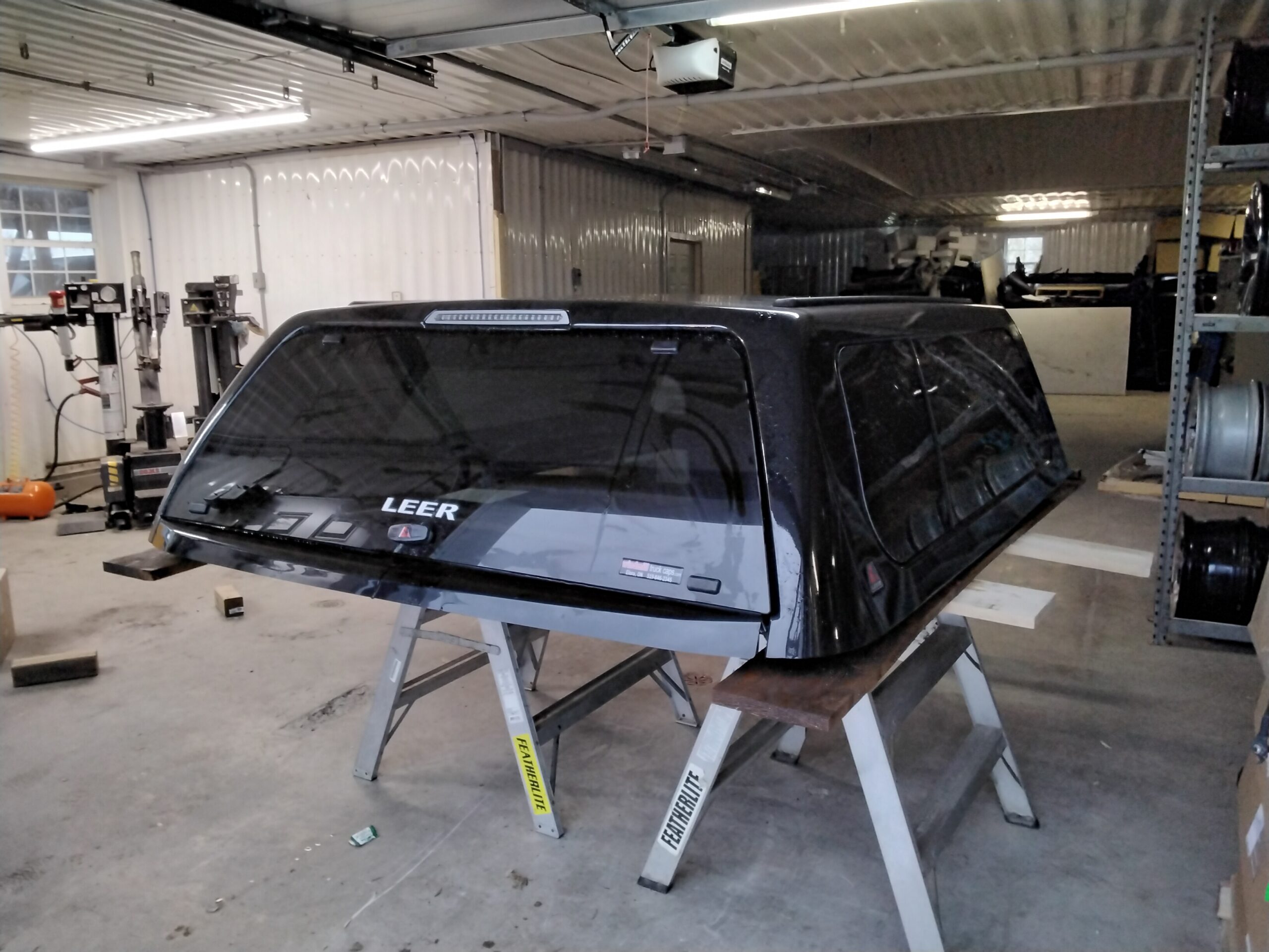 2020 – 2026 Chevrolet Silverado HD 2500/3500 6’9 GBA Black Leer100XL Truck Cap