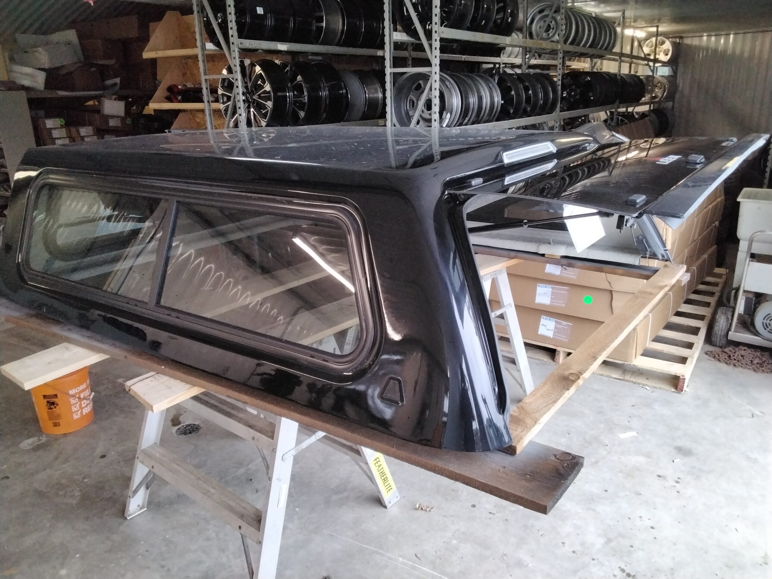 2020 – 2026 Chevrolet Silverado HD 2500/3500 6’9 GBA Black Leer100XR Truck Cap - Image 3