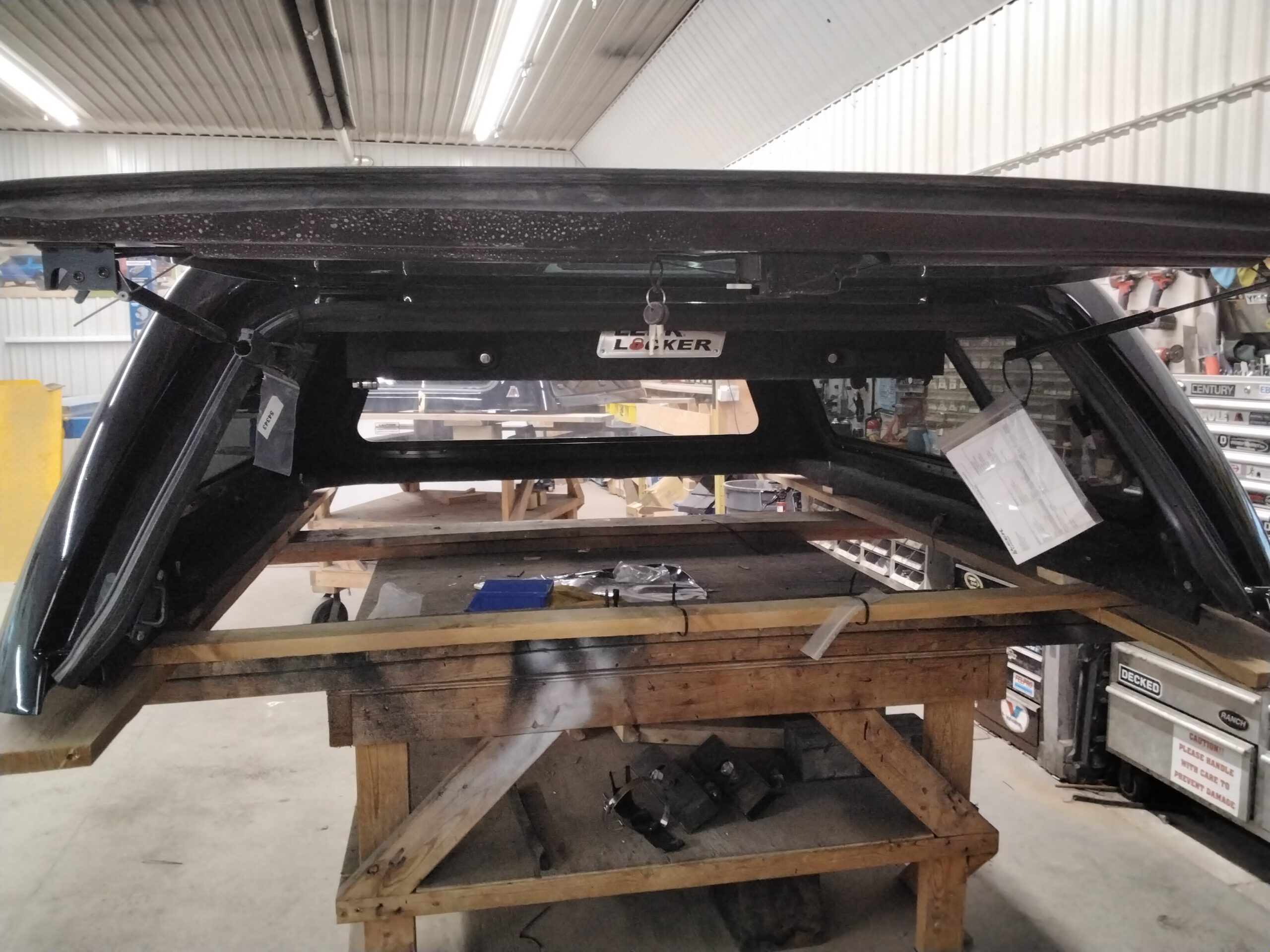 2020 – 2026 Chevrolet Silverado HD 6’9 Black Leer100XL Truck Cap - Image 3