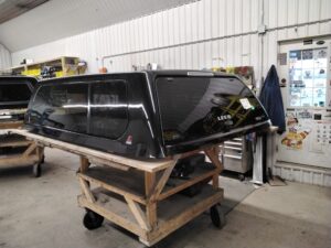 2020 – 2026 Chevrolet Silverado HD 6’9 Black Leer100XL Truck Cap
