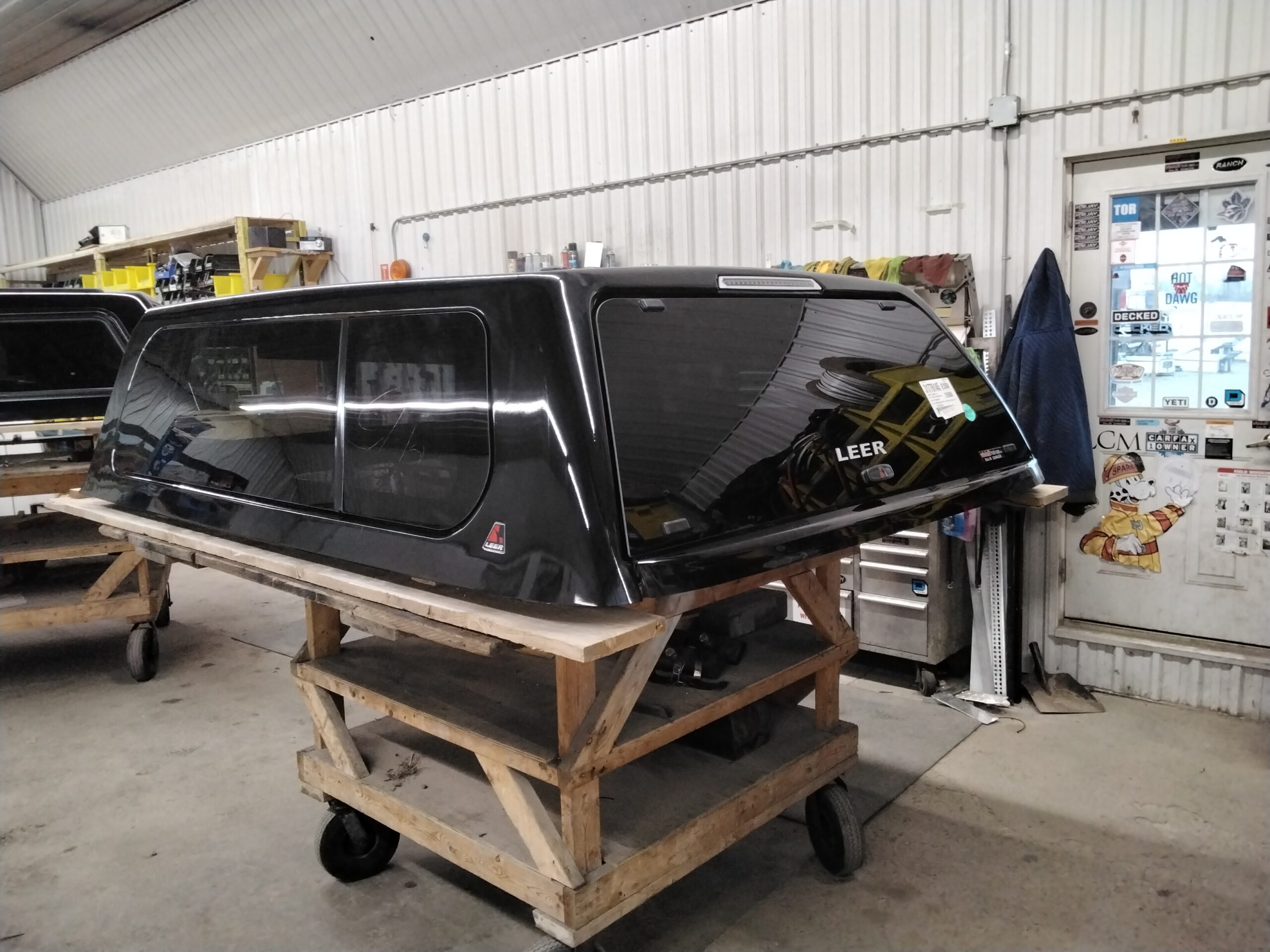 2020 – 2026 Chevrolet Silverado HD 6’9 Black Leer100XL Truck Cap