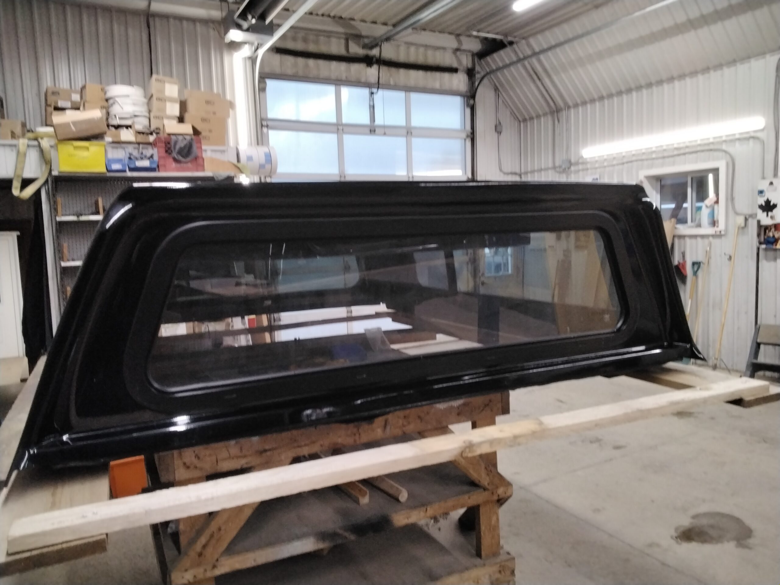 2020 – 2026 Chevrolet Silverado HD 6’9 Black Leer100XL Truck Cap - Image 4