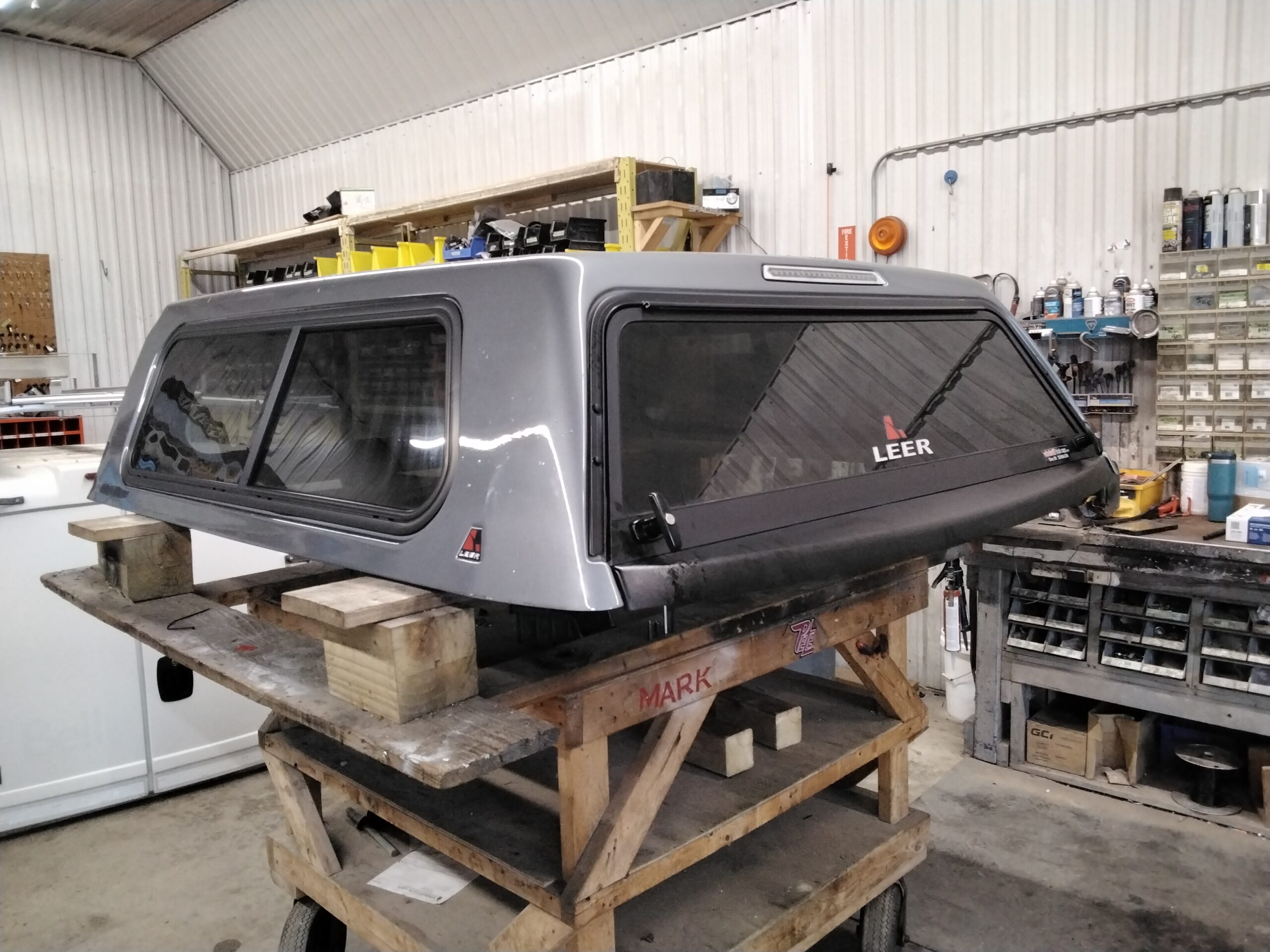 2019 – 2026 Chevrolet Silverado 1500 5’8 G9K Satin Steel Leer100R Truck Cap
