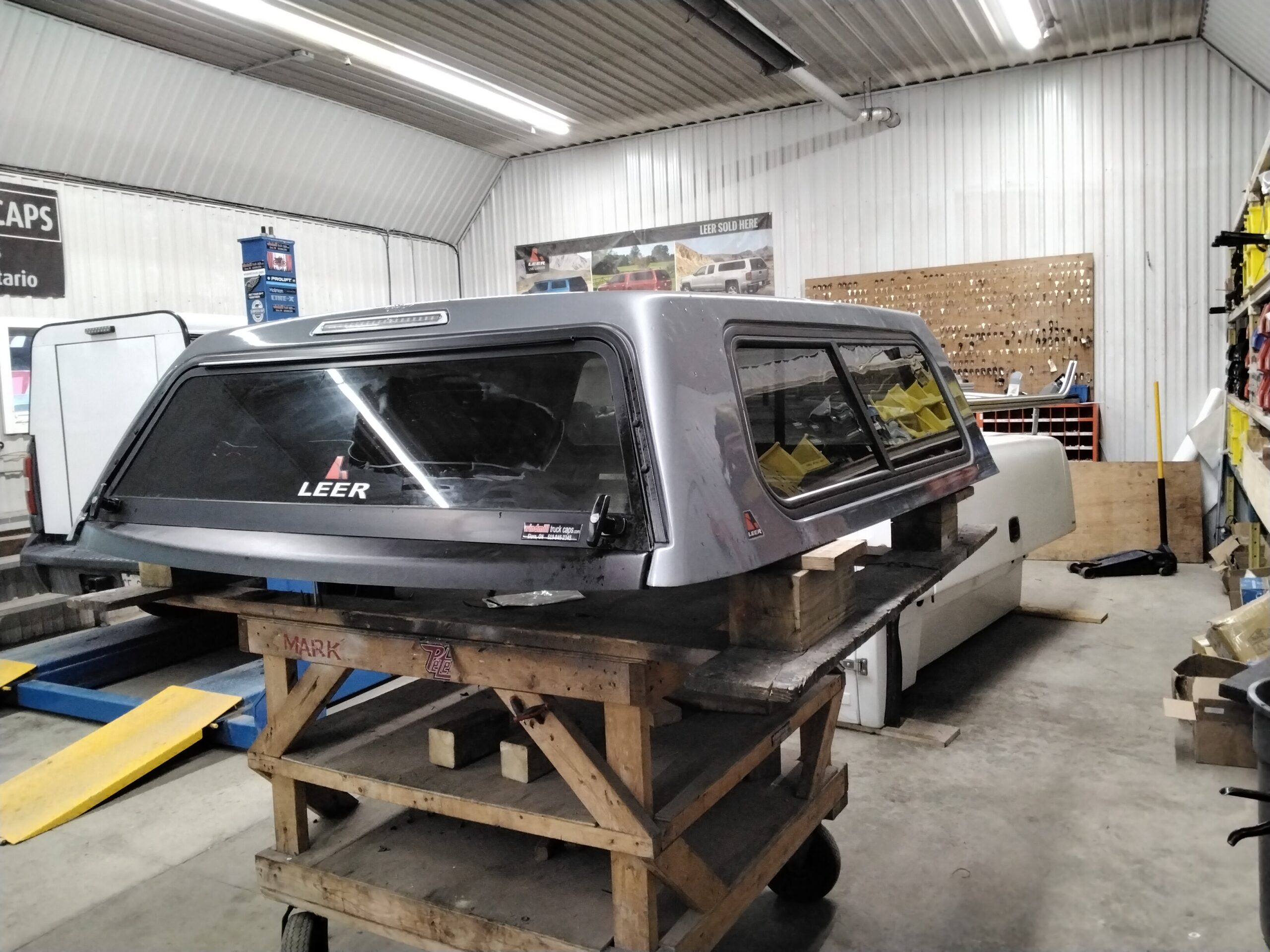 2019 – 2026 Chevrolet Silverado 1500 5’8 G9K Satin Steel Leer100R Truck Cap - Image 2