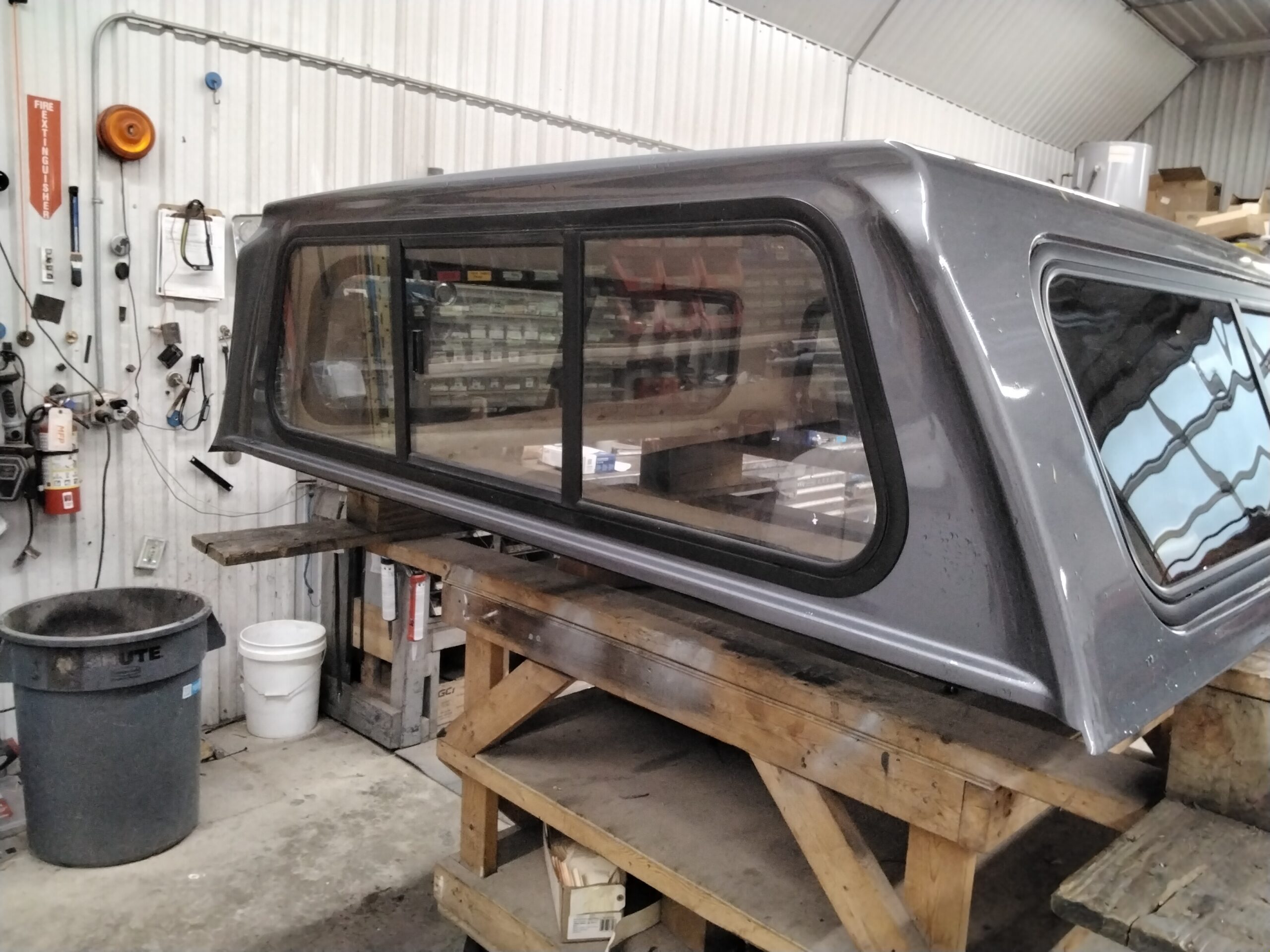 2019 – 2026 Chevrolet Silverado 1500 5’8 G9K Satin Steel Leer100R Truck Cap - Image 4