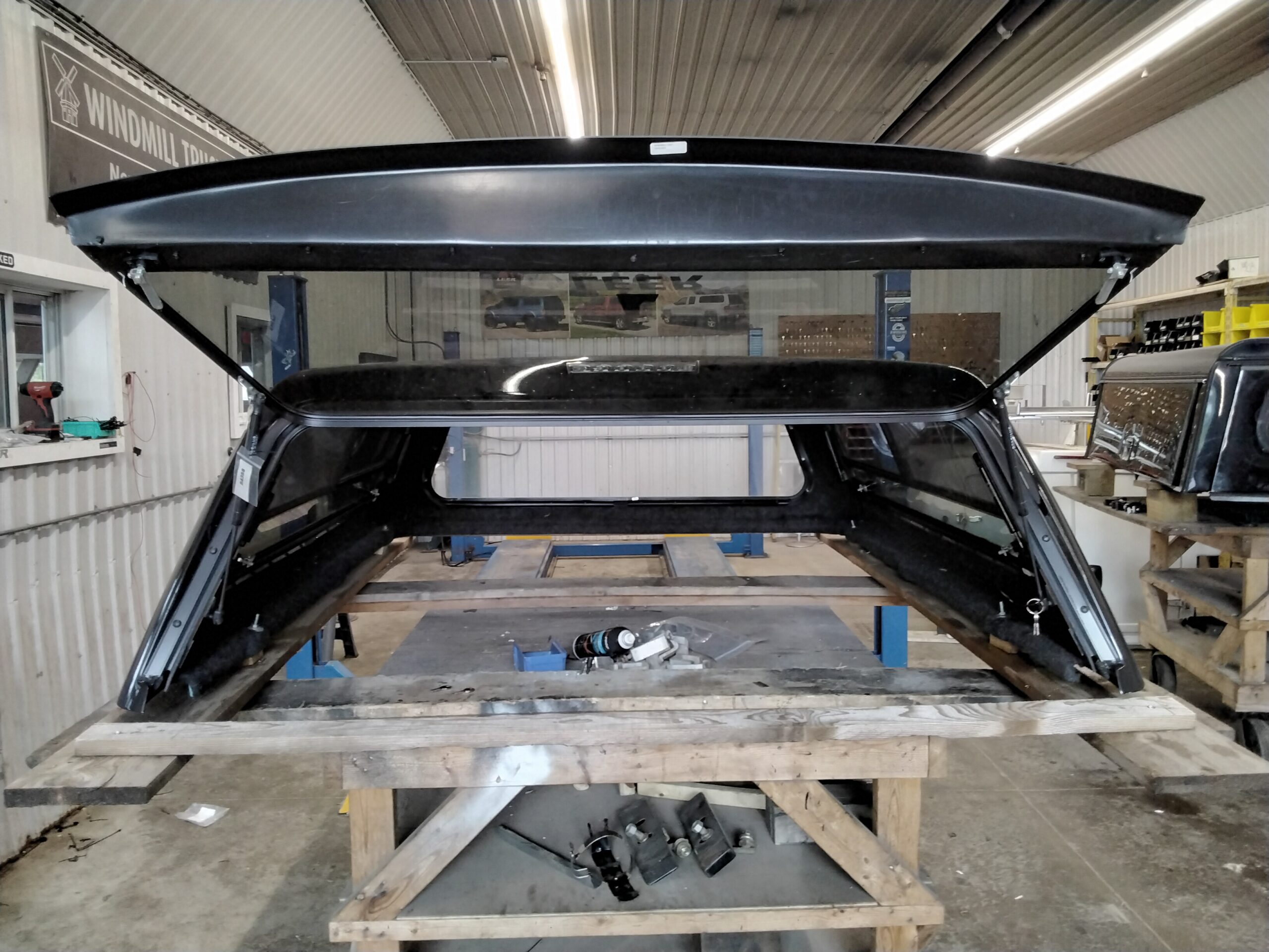 Dodge Ram 6’4 PXJ Diamond Black Leer100R Truck Cap - Image 3