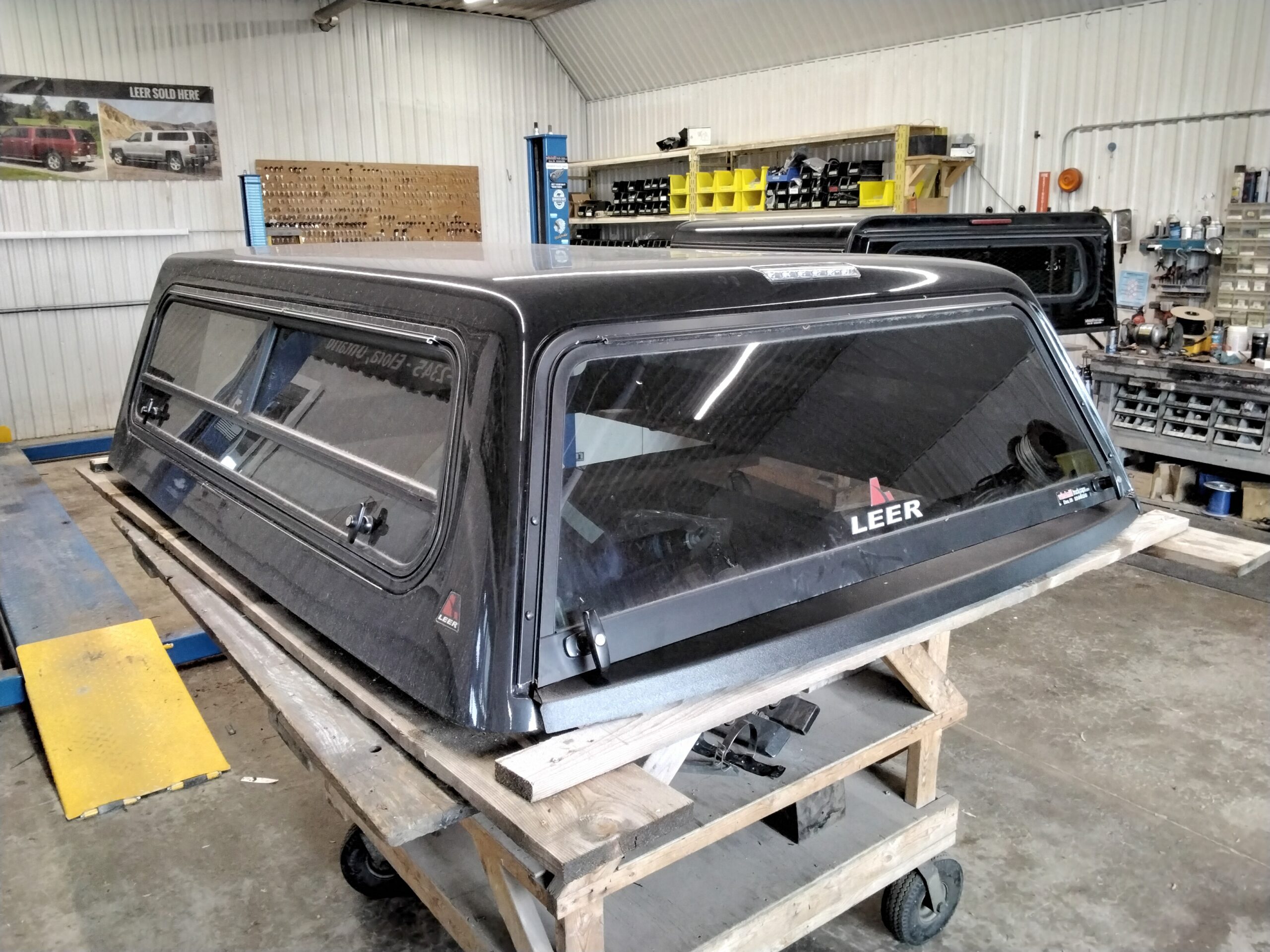 Dodge Ram 6’4 PXJ Diamond Black Leer100R Truck Cap - Image 2