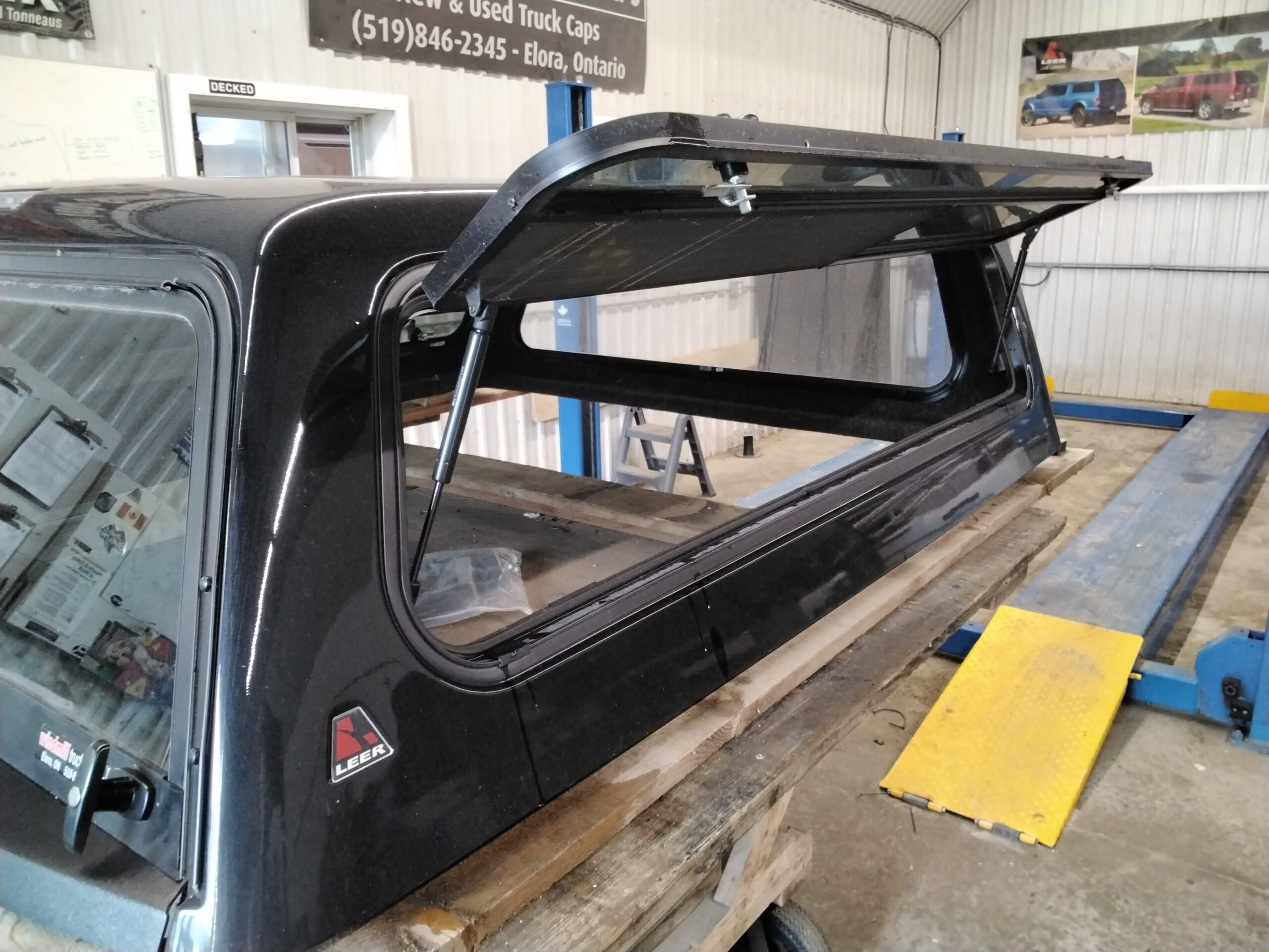 Dodge Ram 6’4 PXJ Diamond Black Leer100R Truck Cap - Image 4