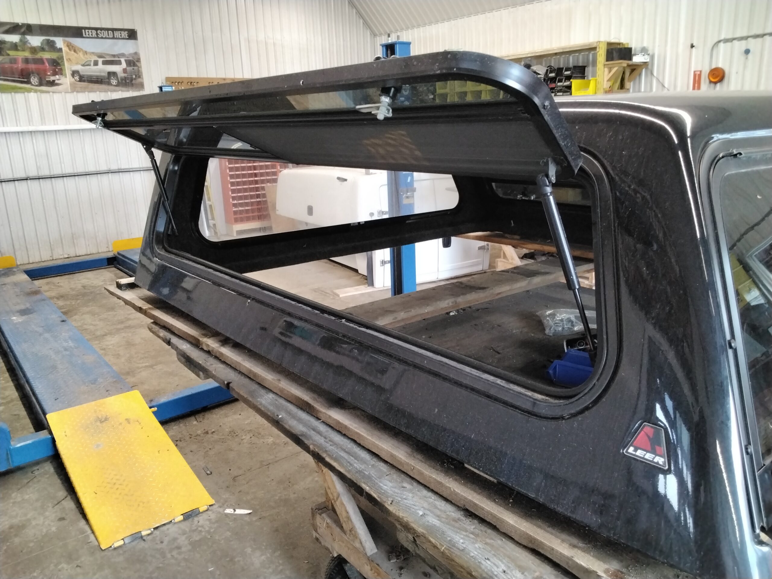 Dodge Ram 6’4 PXJ Diamond Black Leer100R Truck Cap - Image 5