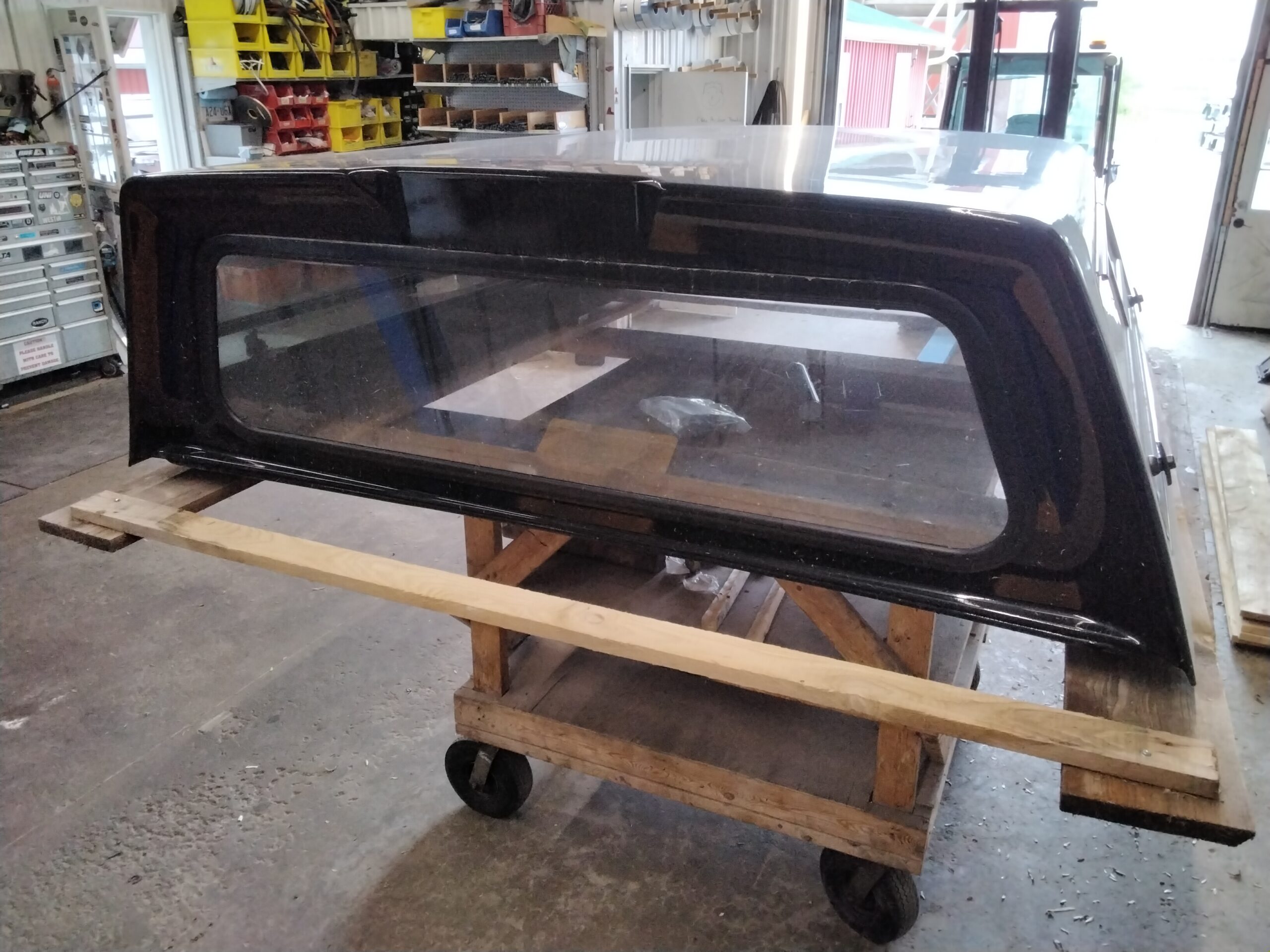 Dodge Ram 6’4 PXJ Diamond Black Leer100R Truck Cap - Image 6