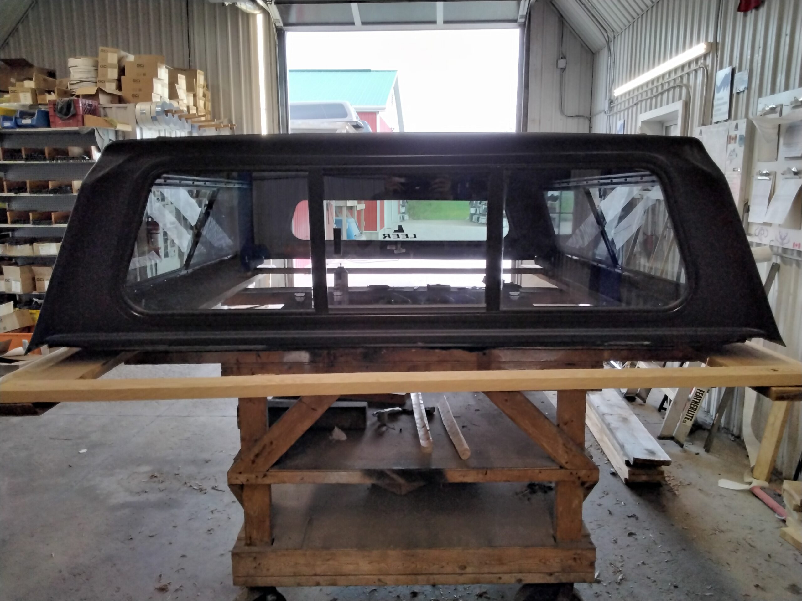 GMC Sierra 1500 6’6 RFX Hard Top Jet Black Leer100XR Truck Cap - Image 4