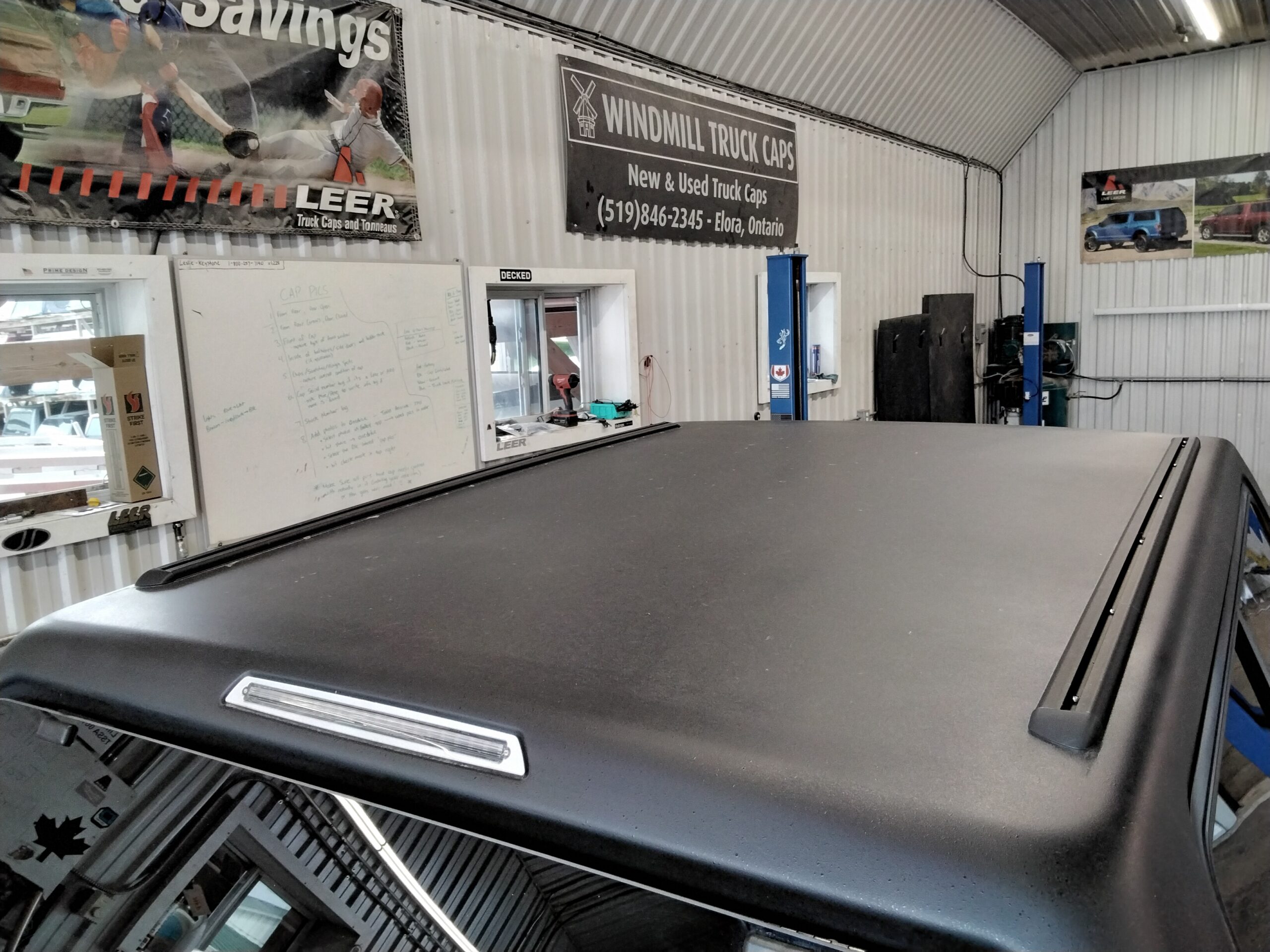GMC Sierra 1500 6’6 RFX Hard Top Jet Black Leer100XR Truck Cap - Image 5