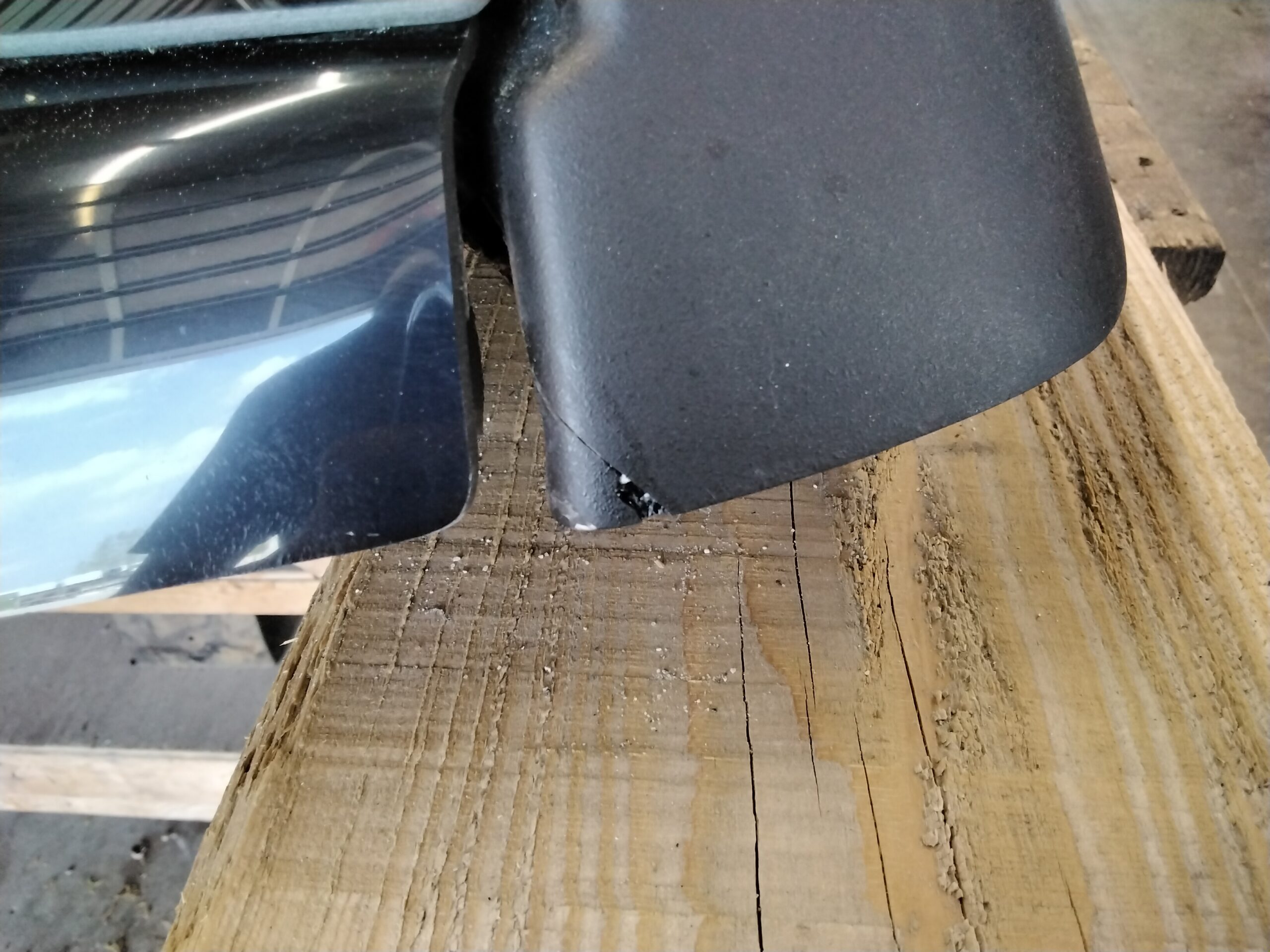 GMC Sierra 1500 6’6 RFX Hard Top Jet Black Leer100XR Truck Cap - Image 6
