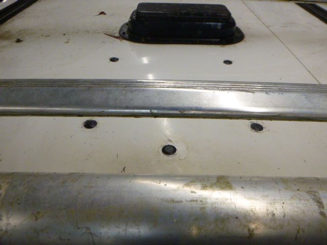 GMC Sierra or Chevrolet Silverado 8′ White ARE DCU Contractor Truck Cap - Image 4