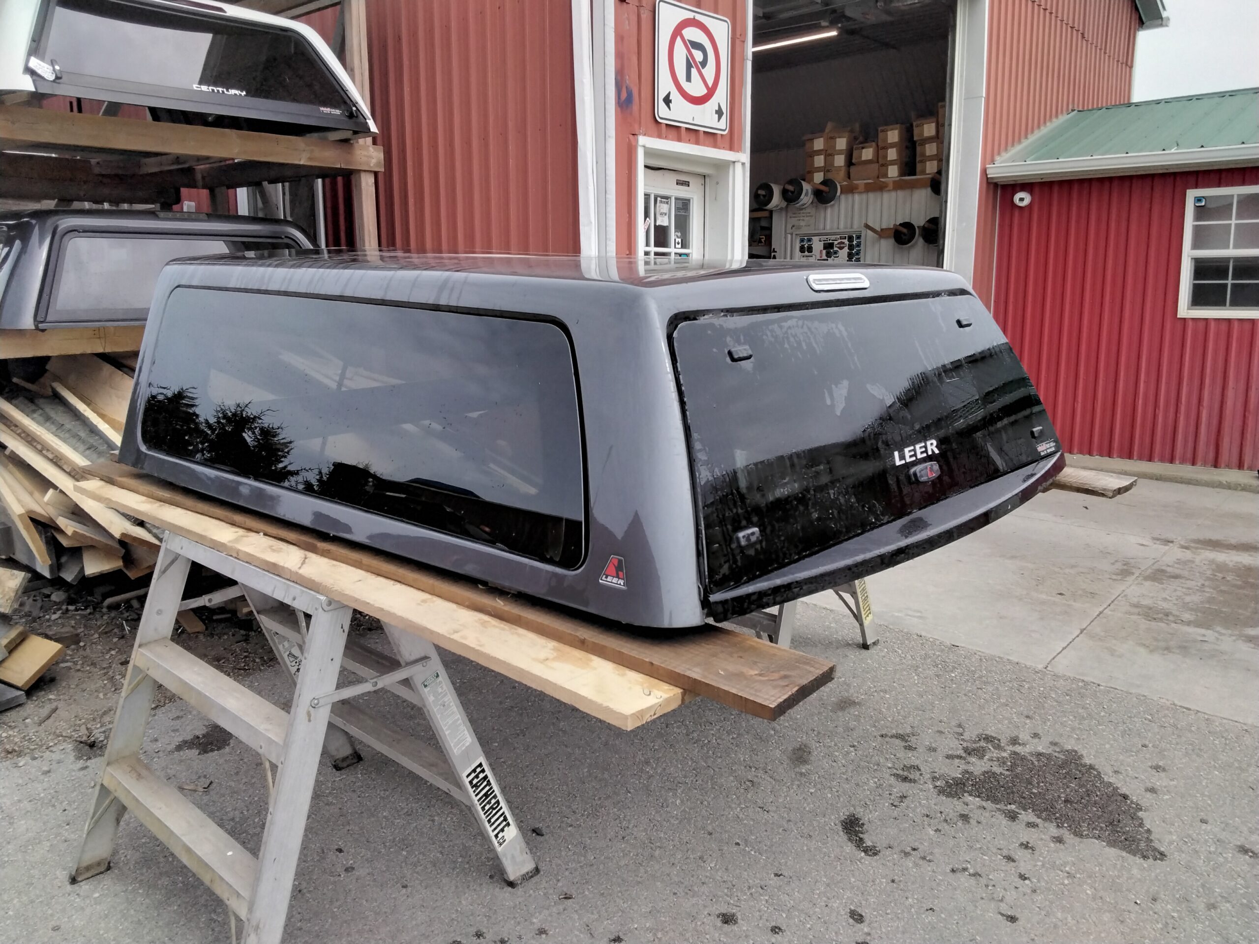 Dodge Ram 6’4 CREW Cab PAU Granite Crystal Metallic Leer100XQ Truck Cap