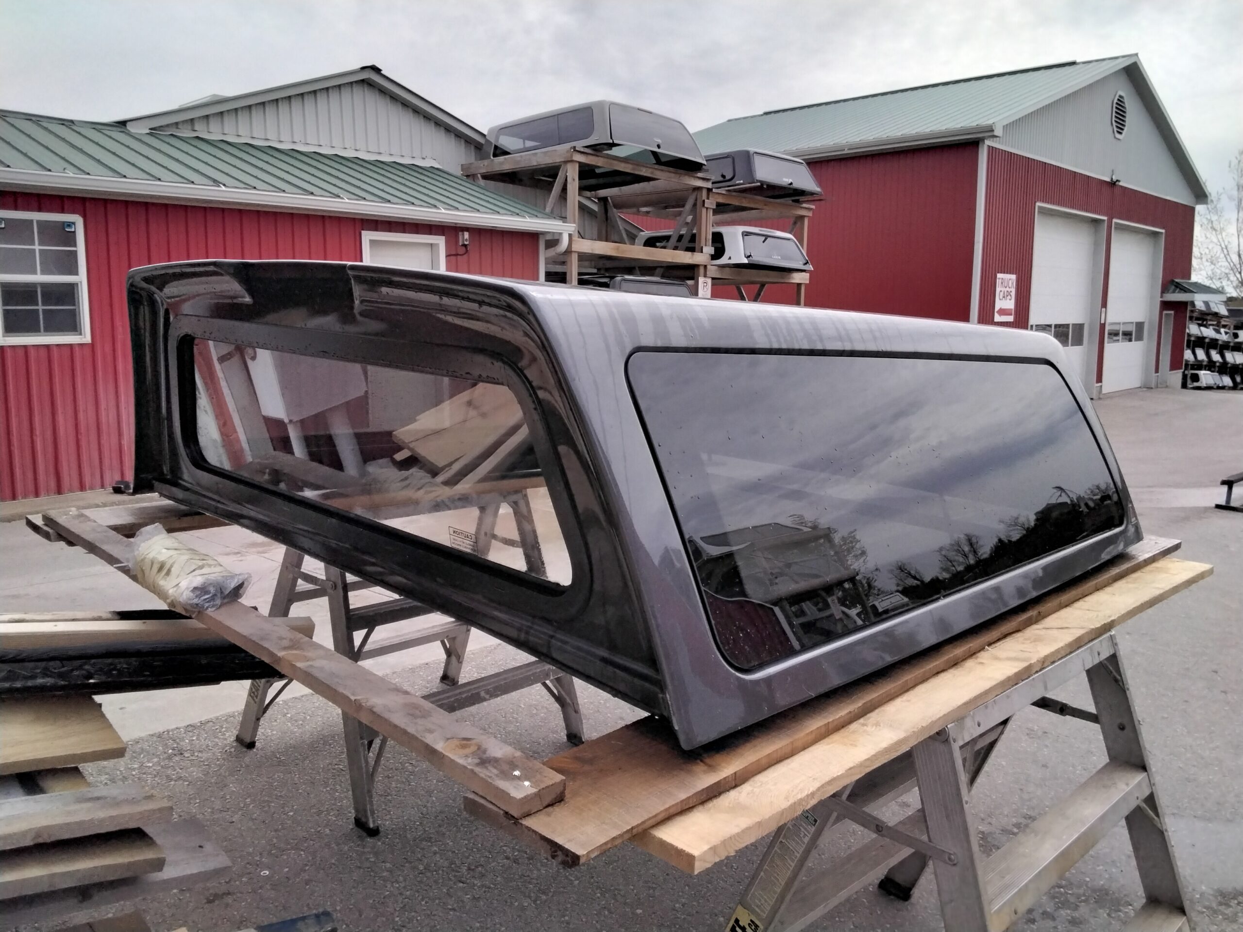 Dodge Ram 6’4 CREW Cab PAU Granite Crystal Metallic Leer100XQ Truck Cap - Image 3