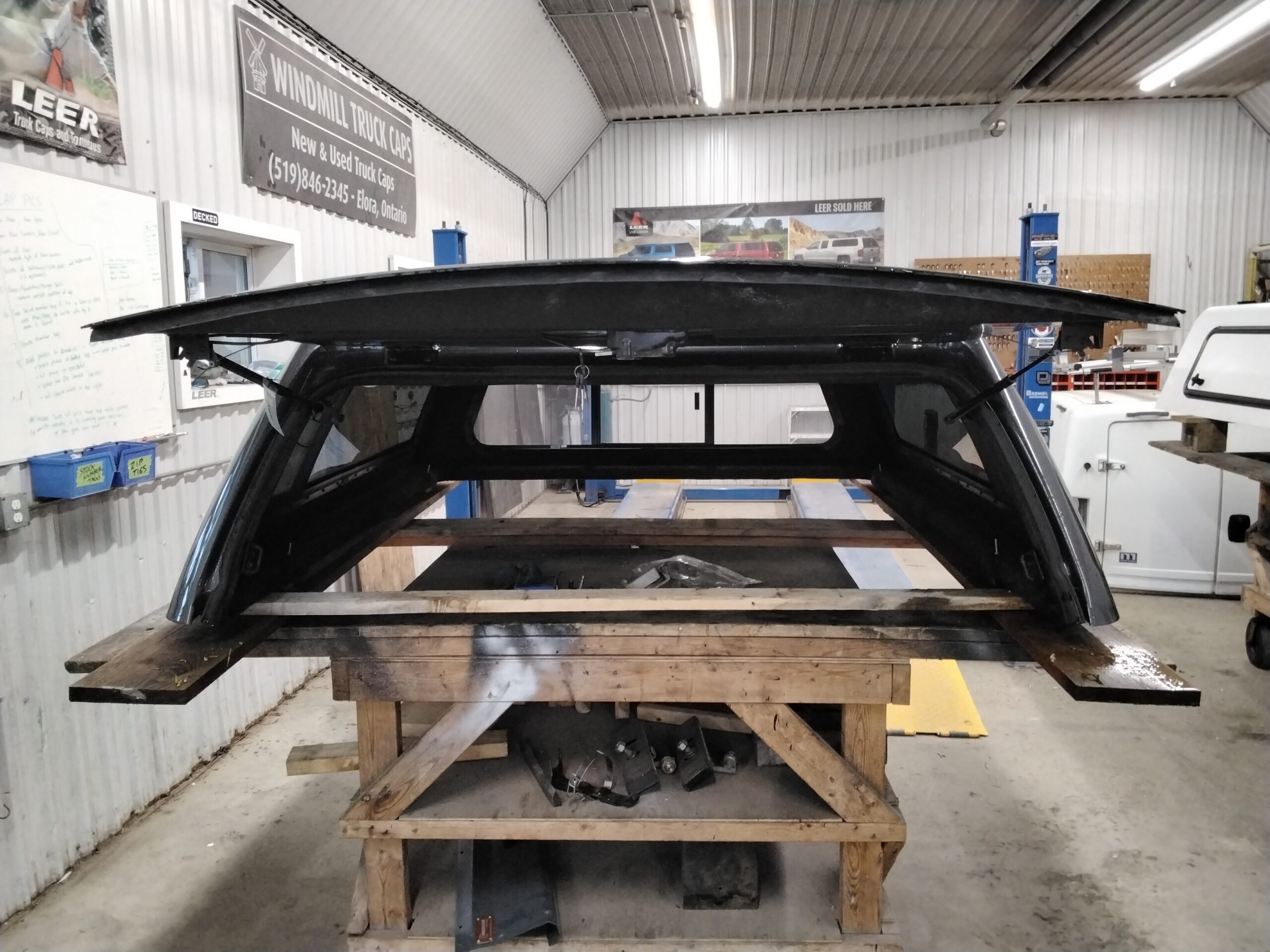 Dodge Ram 6’4 CREW Cab PAU Granite Leer100XL Truck Cap - Image 3