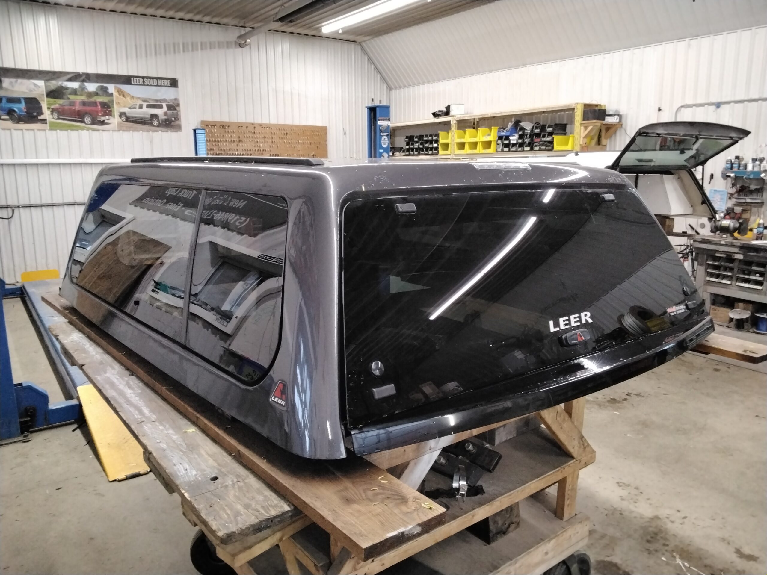 Dodge Ram 6’4 CREW Cab PAU Granite Leer100XL Truck Cap - Image 2