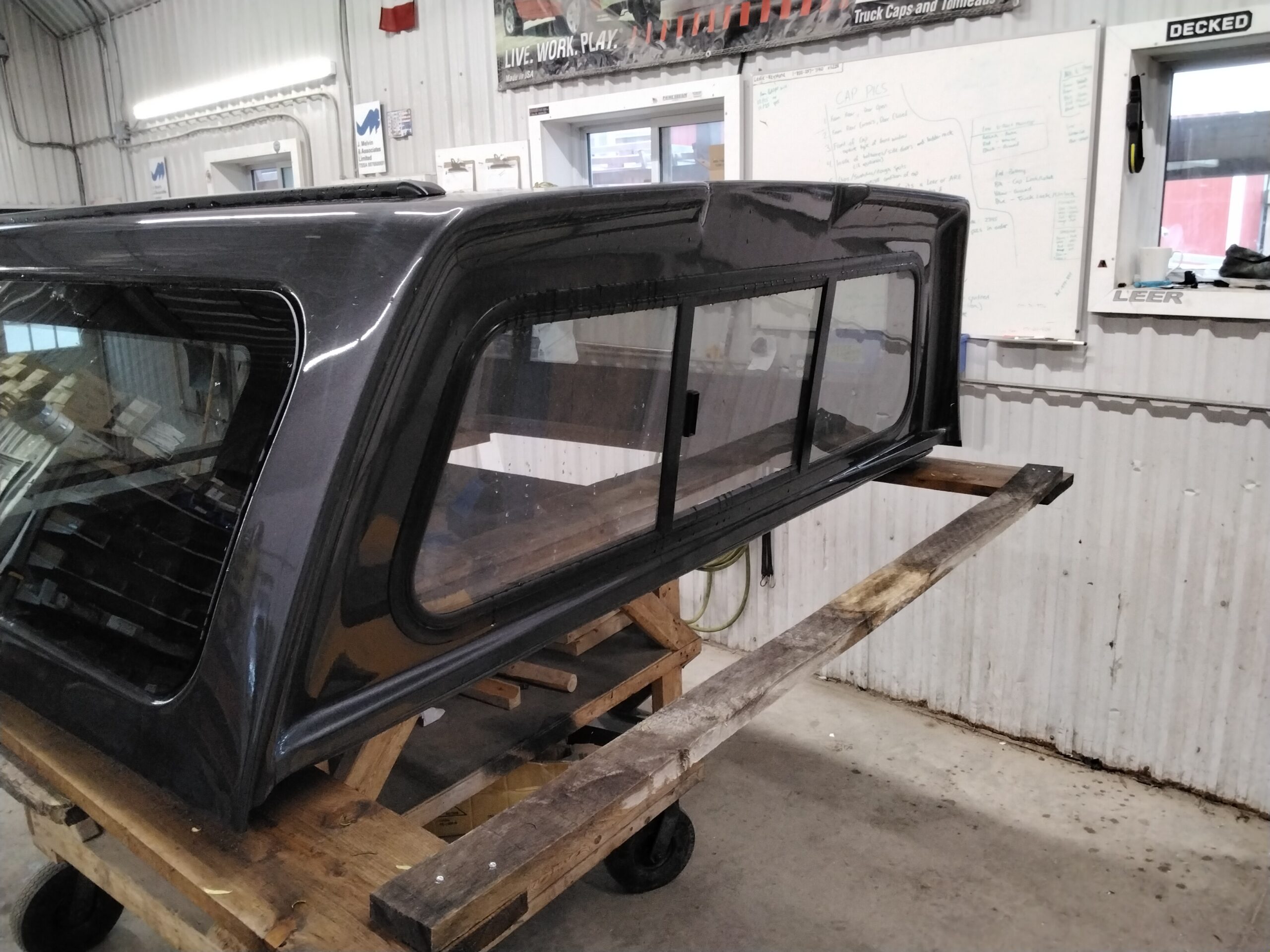 Dodge Ram 6’4 CREW Cab PAU Granite Leer100XL Truck Cap - Image 5