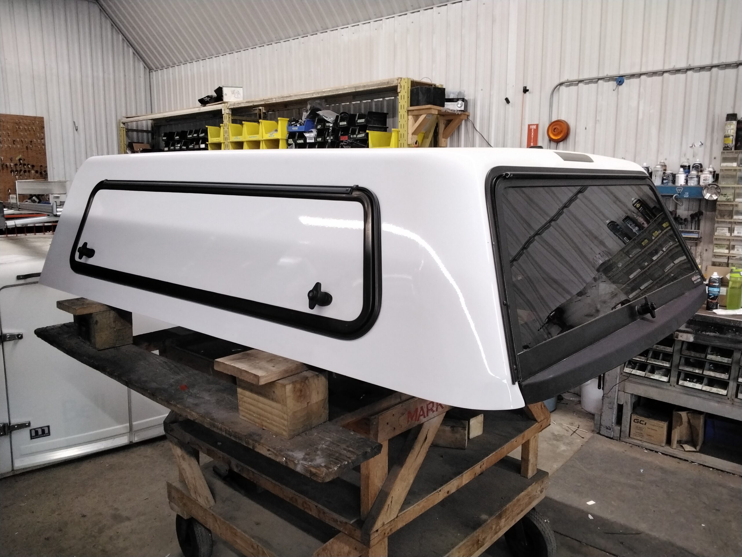 2020 – 2026 GMC Sierra HD 2500/3500 6’9 GAZ Summit White Contour III Truck Cap