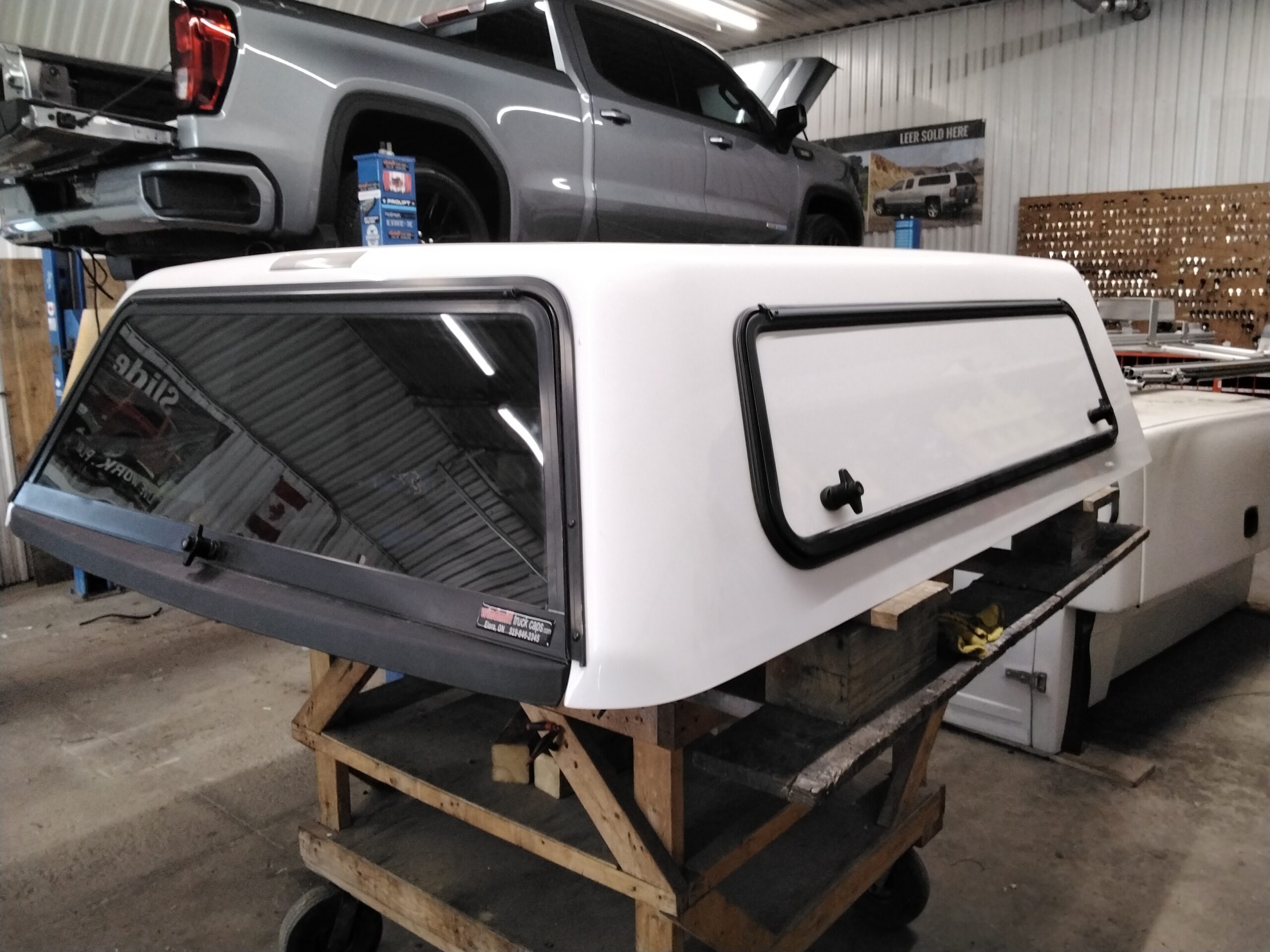 2020 – 2026 GMC Sierra HD 2500/3500 6’9 GAZ Summit White Contour III Truck Cap - Image 2