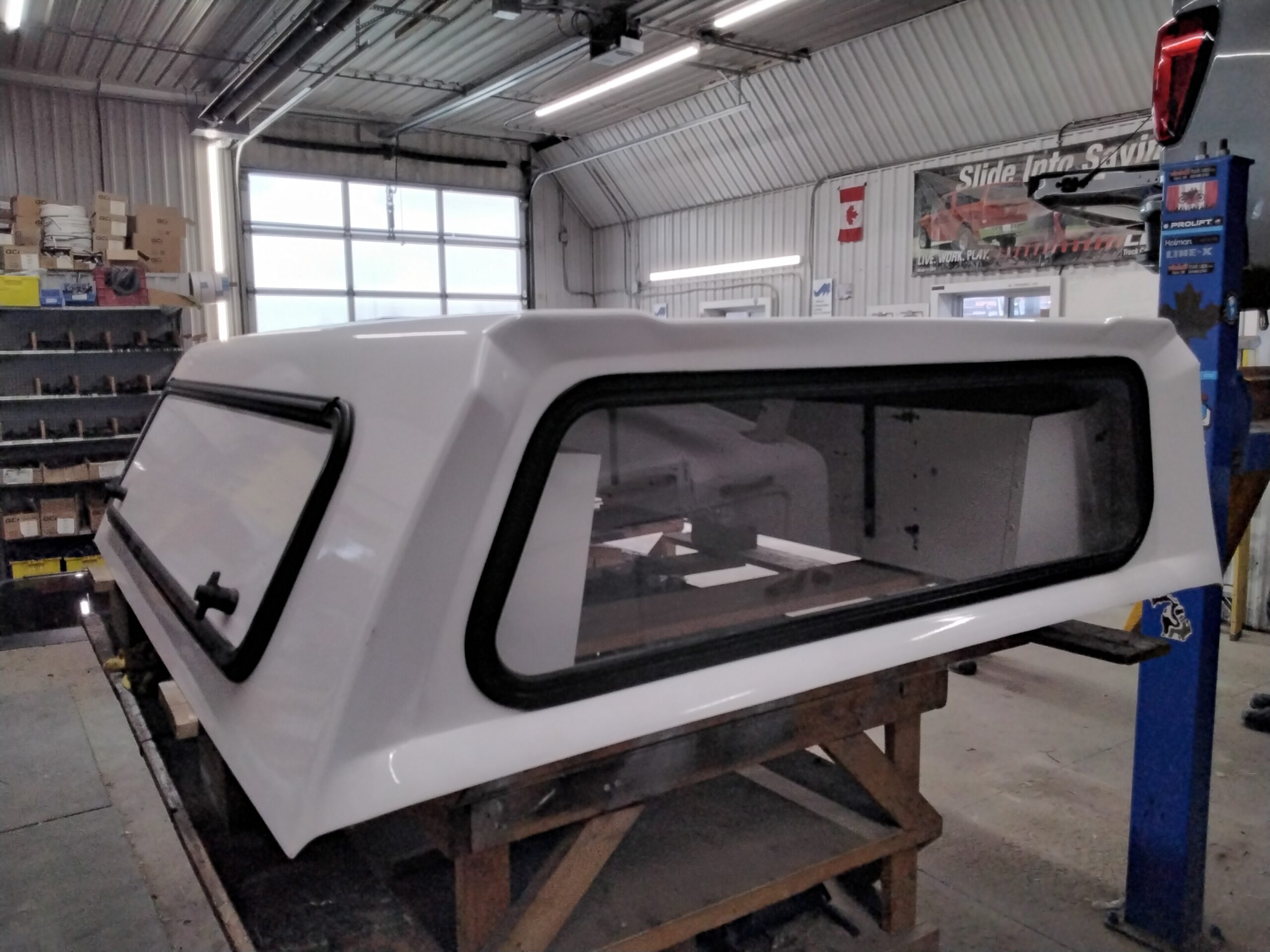 2020 – 2026 GMC Sierra HD 2500/3500 6’9 GAZ Summit White Contour III Truck Cap - Image 4