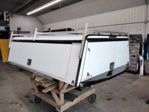 2017 – 2022 Ford Superduty 8′ White Leer Contractor Truck Cap
