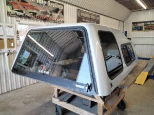 GMC Sierra 6’6 White Leer122 Truck Cap