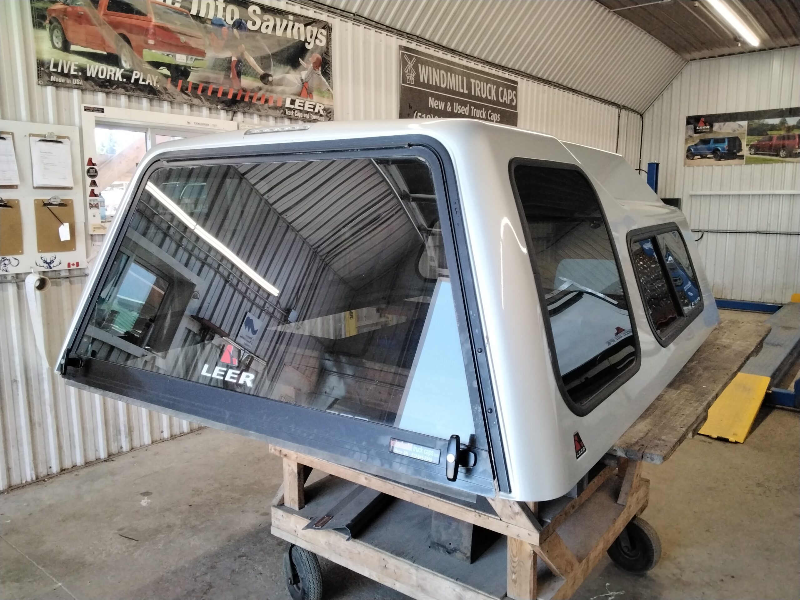 GMC Sierra 6’6 White Leer122 Truck Cap