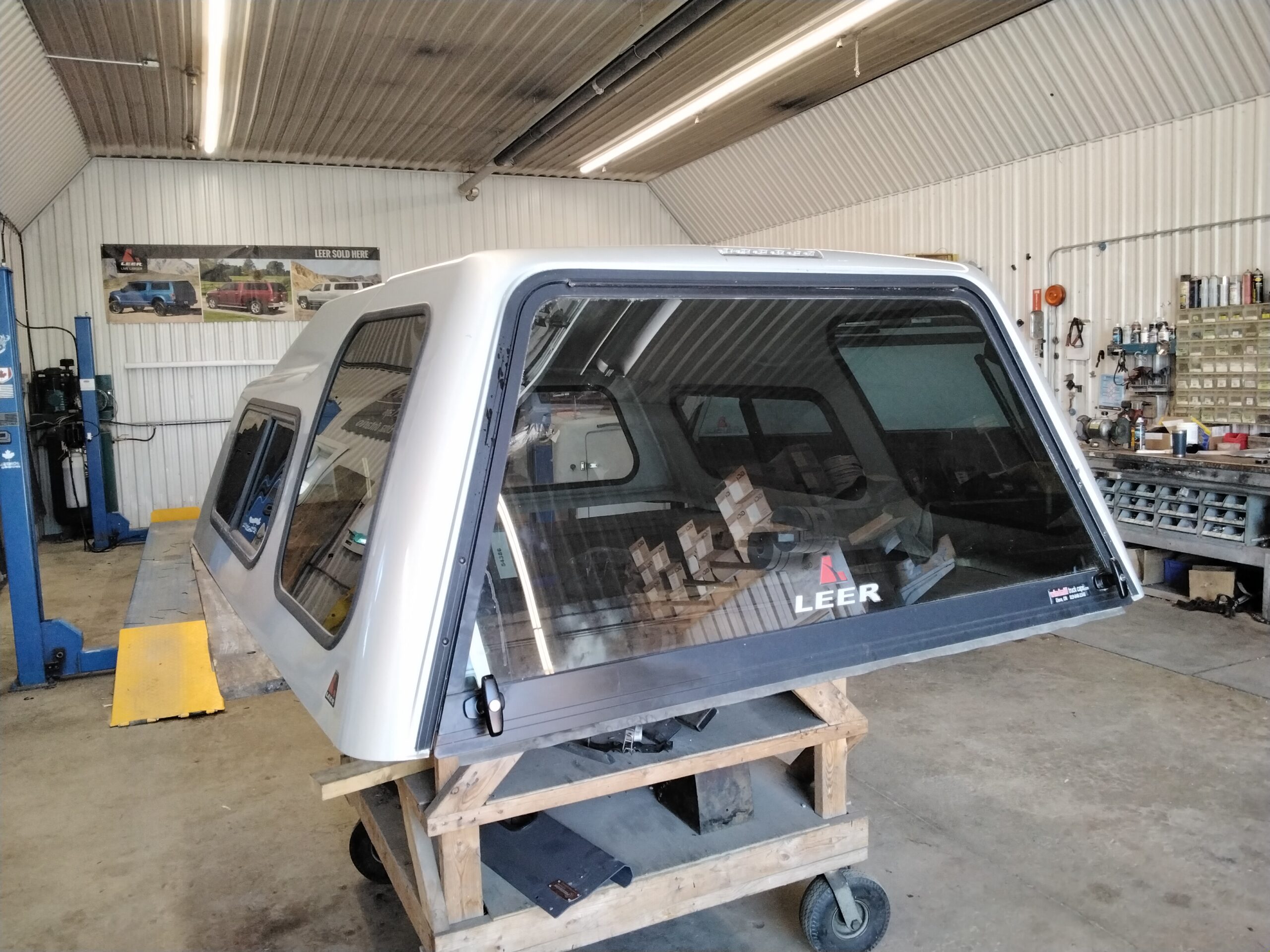 GMC Sierra 6’6 White Leer122 Truck Cap - Image 2