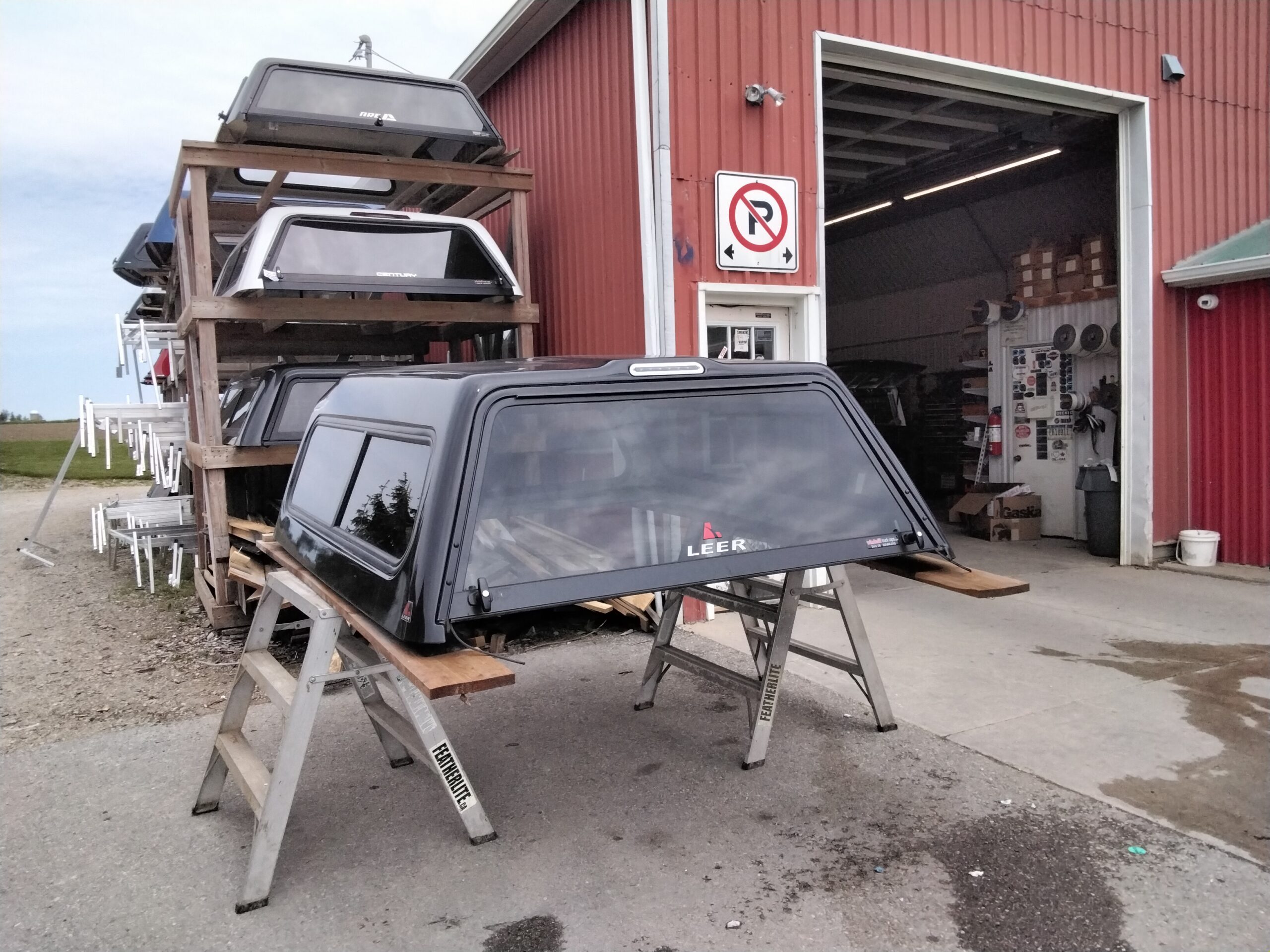Dodge Ram 6’4 PXJ Diamond Black Leer180 Truck Cap - Image 2