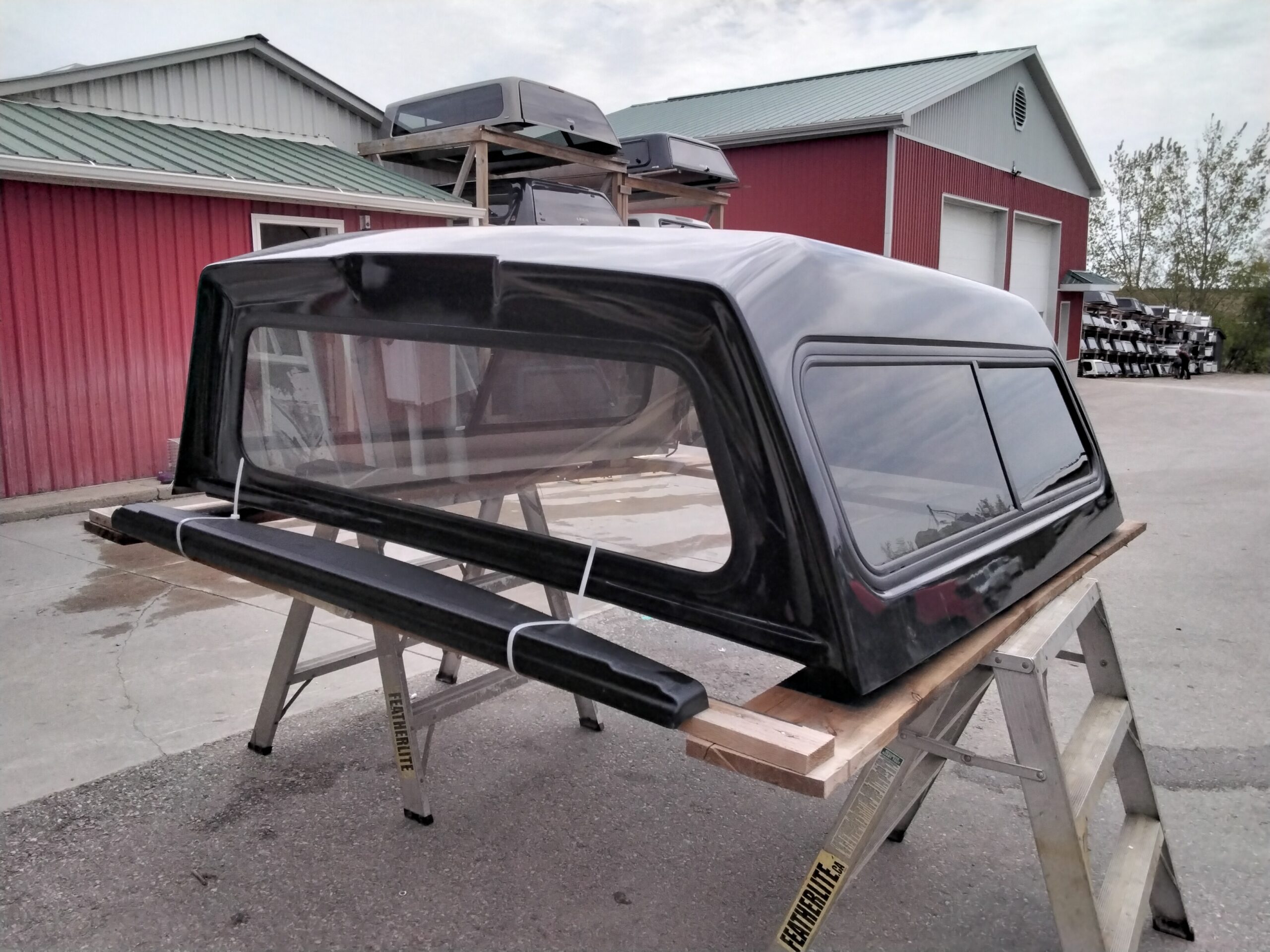 Dodge Ram 6’4 PXJ Diamond Black Leer180 Truck Cap - Image 4